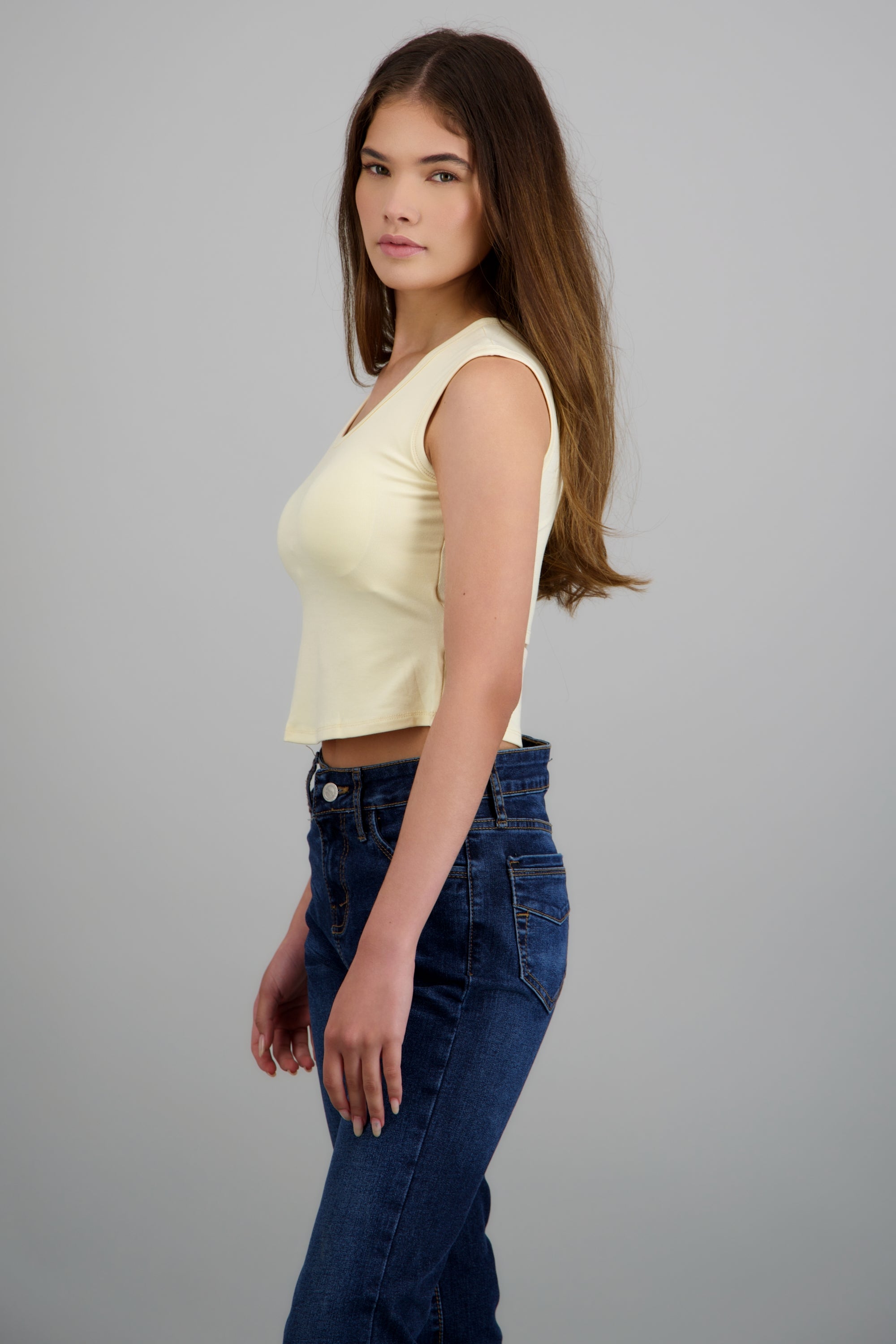 Tank top cuello redondo detalle copas AMARILLO PASTEL