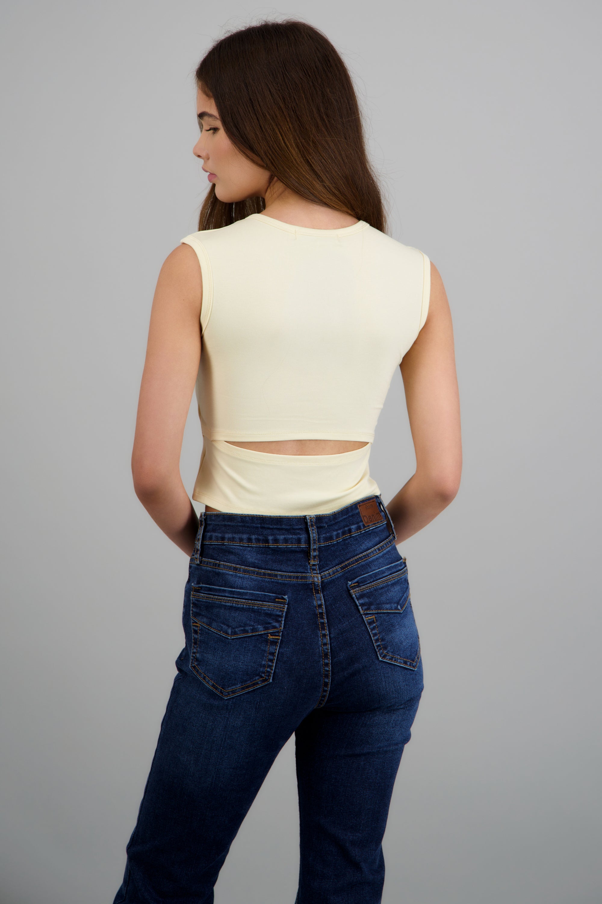 Tank top cuello redondo detalle copas AMARILLO PASTEL