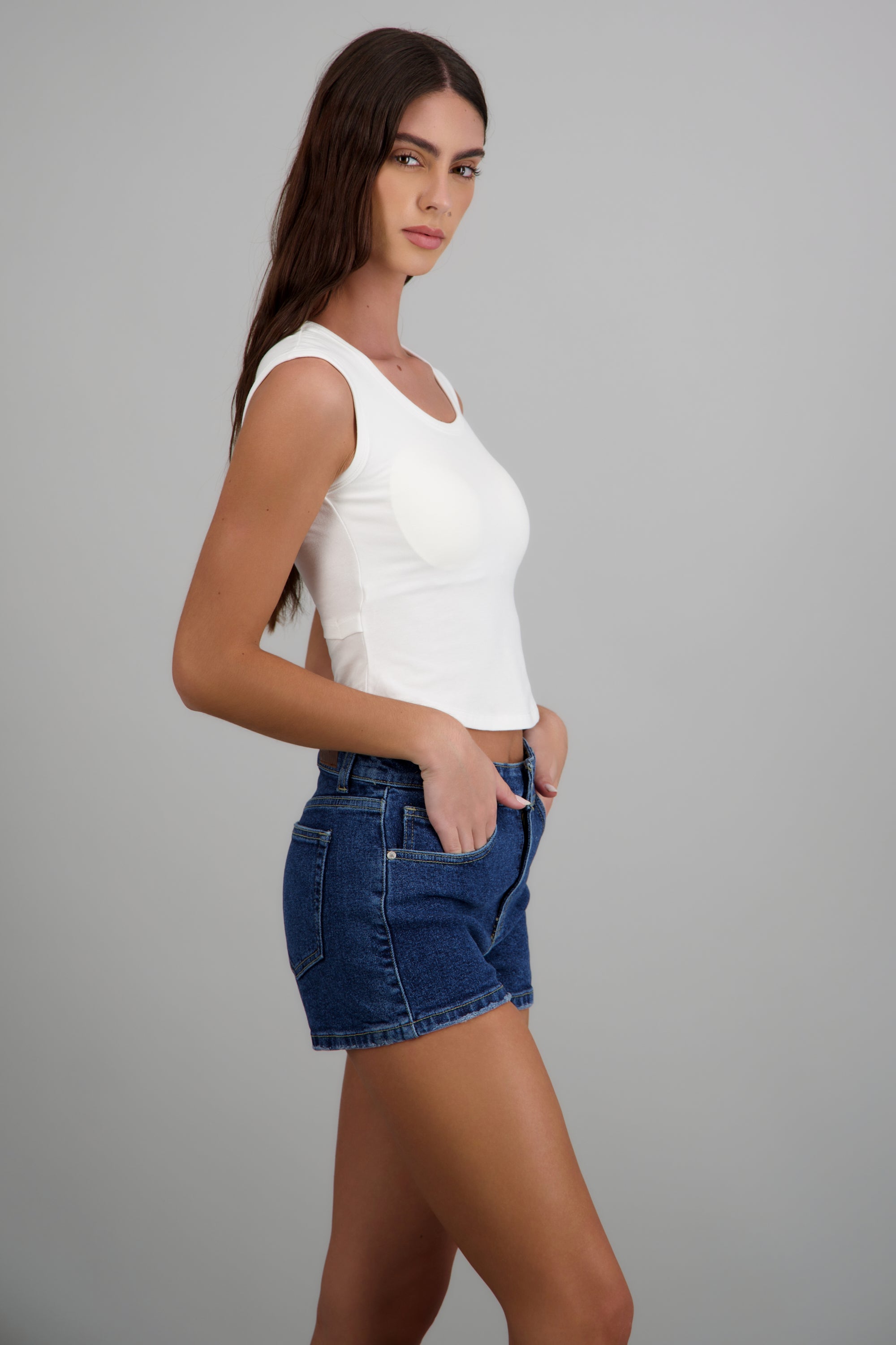 Tank top cuello redondo detalle copas BLANCO