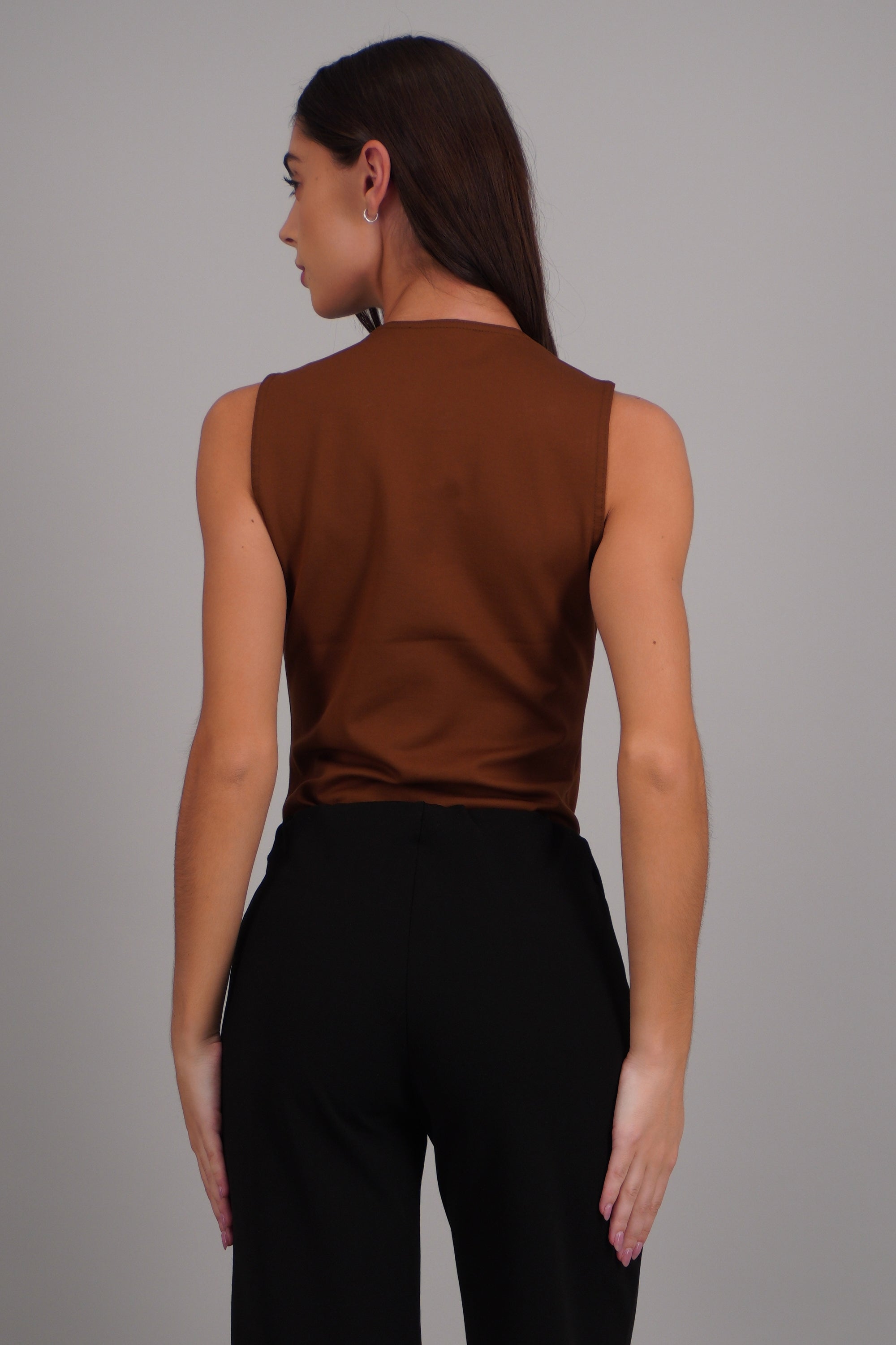 Body tirantes detalle broche CHOCOLATE