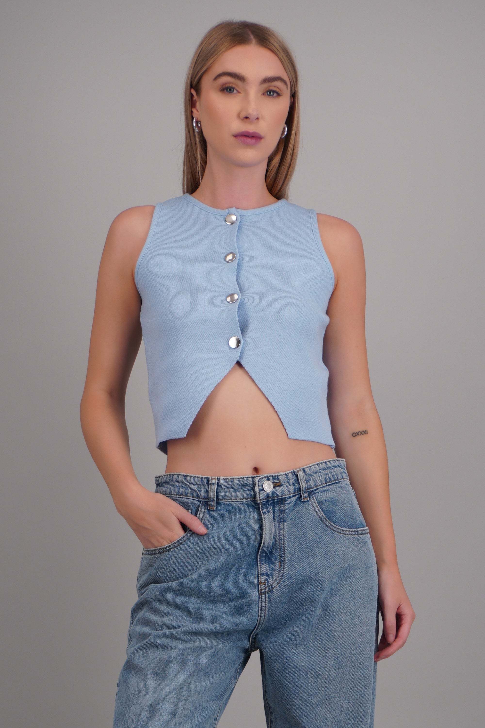 Chaleco detalle abertura liso AZUL PASTEL