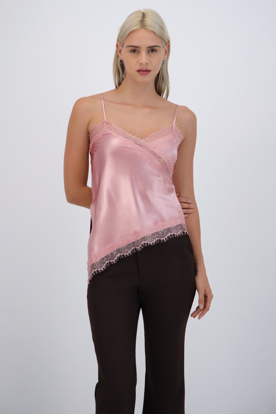 Top satinado escote encaje asimétrico