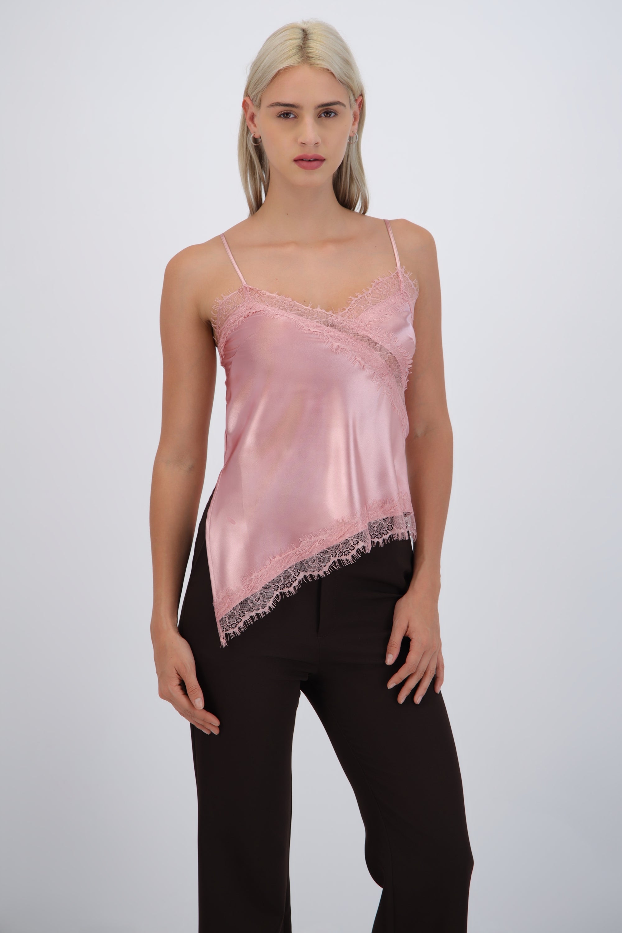 Top satinado escote encaje asimétrico