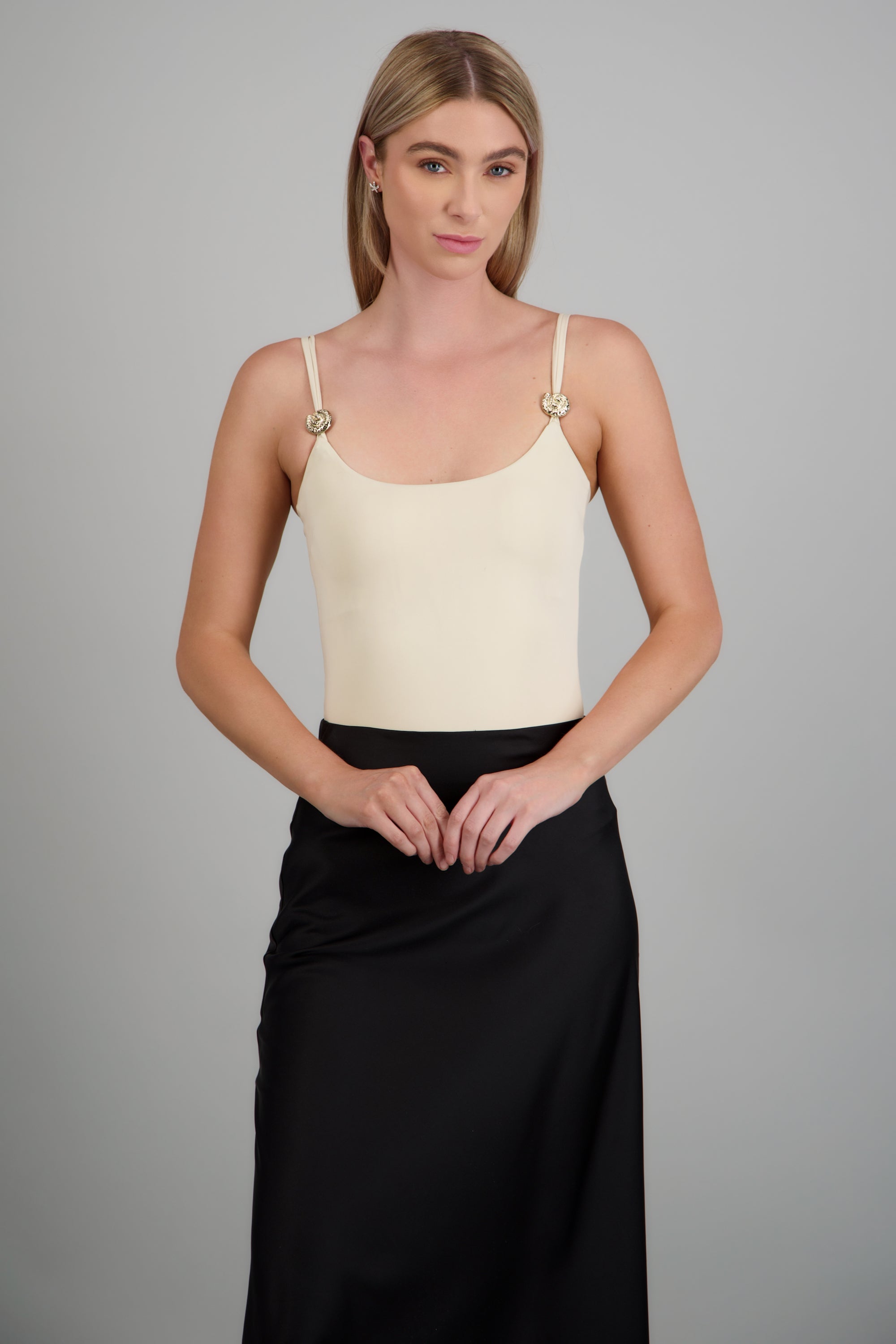bodysuit escote recto detalle metálico HUESO