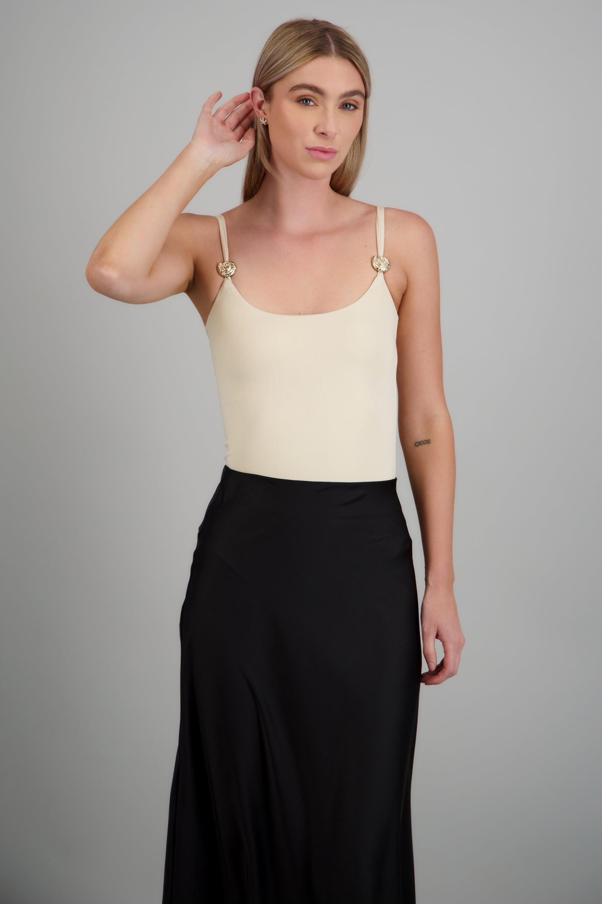 bodysuit escote recto detalle metálico HUESO