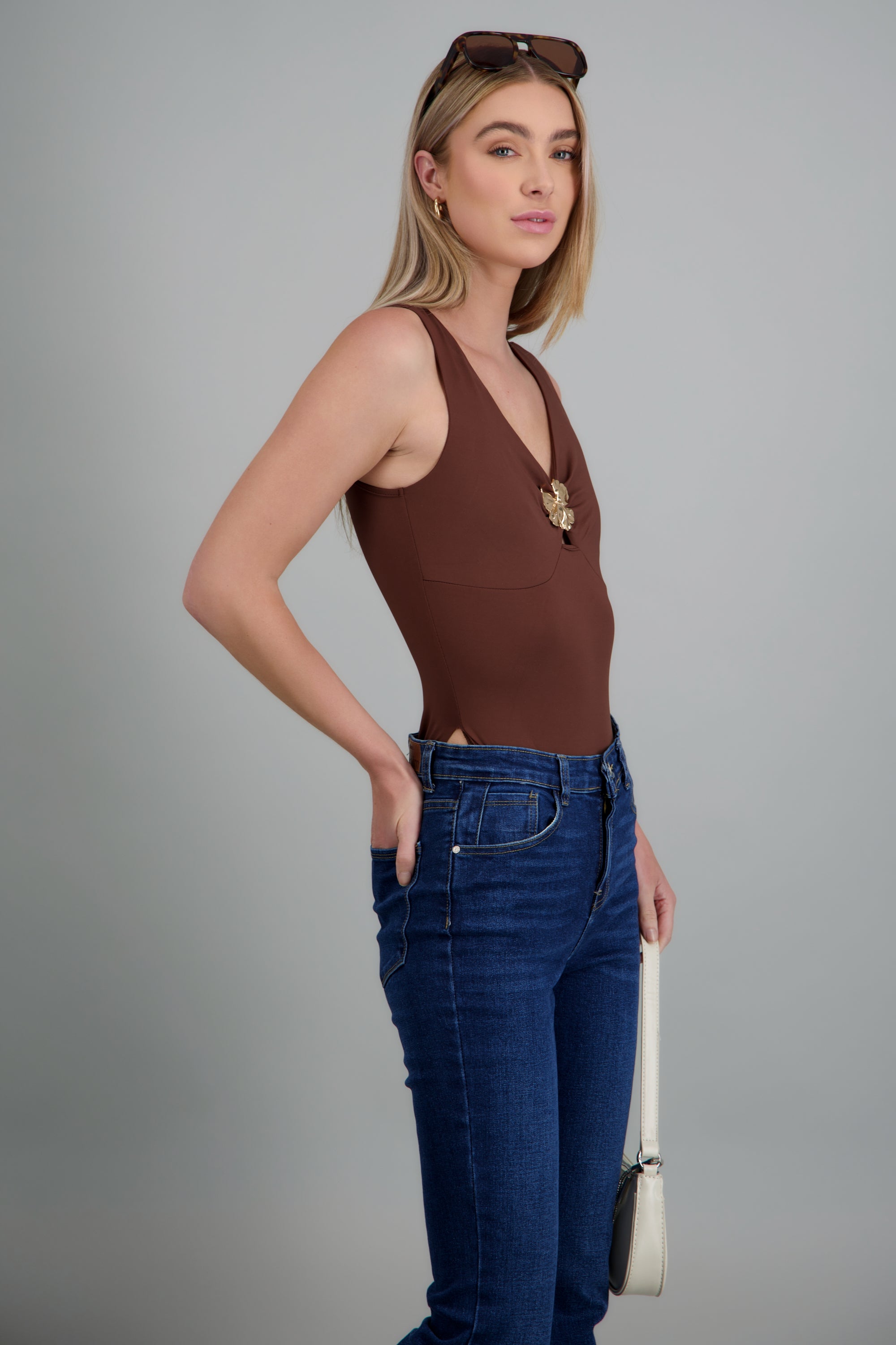 Bodysuit con detalle metalico flor CHOCOLATE