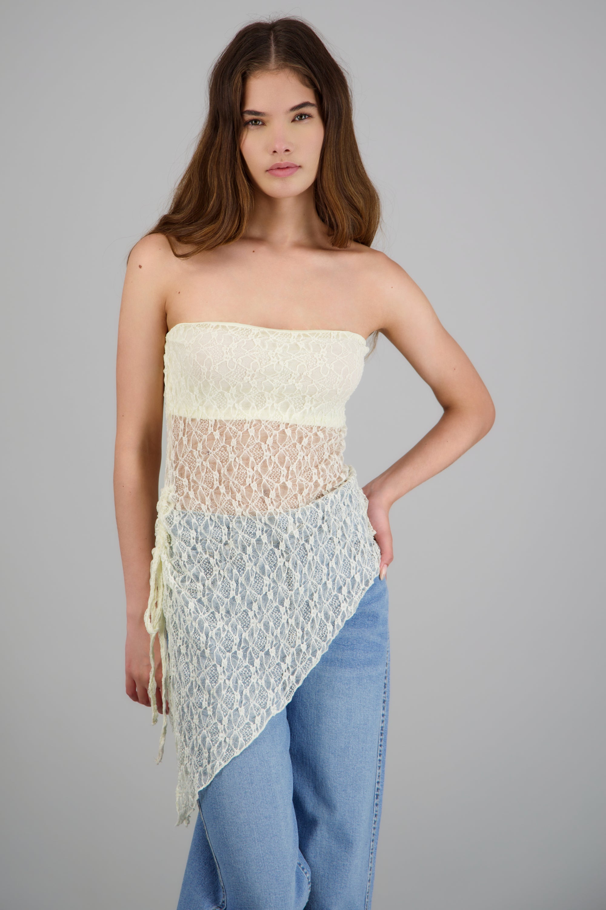 Top strapples asimetrico encaje CREMA
