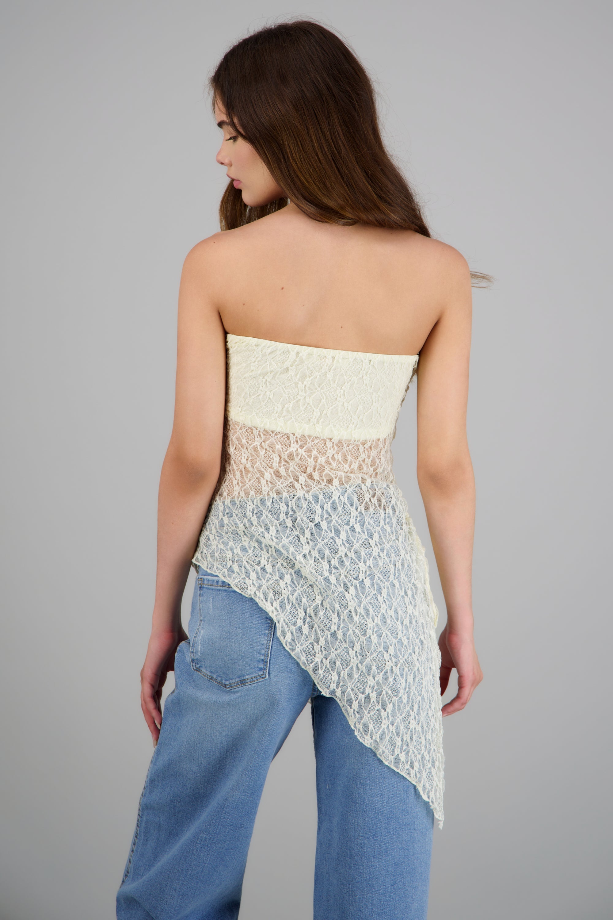 Top strapples asimetrico encaje CREMA