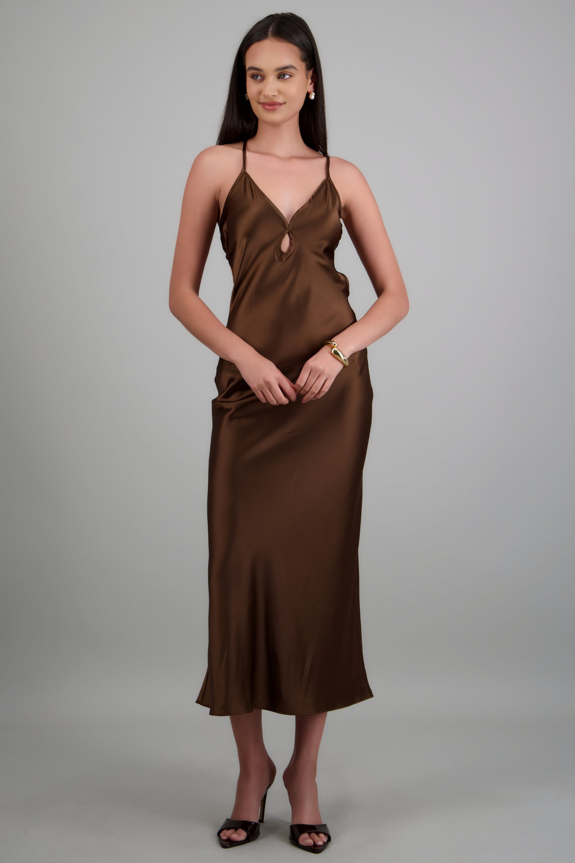 Vestido satin detalle escote cruce espalda CHOCOLATE