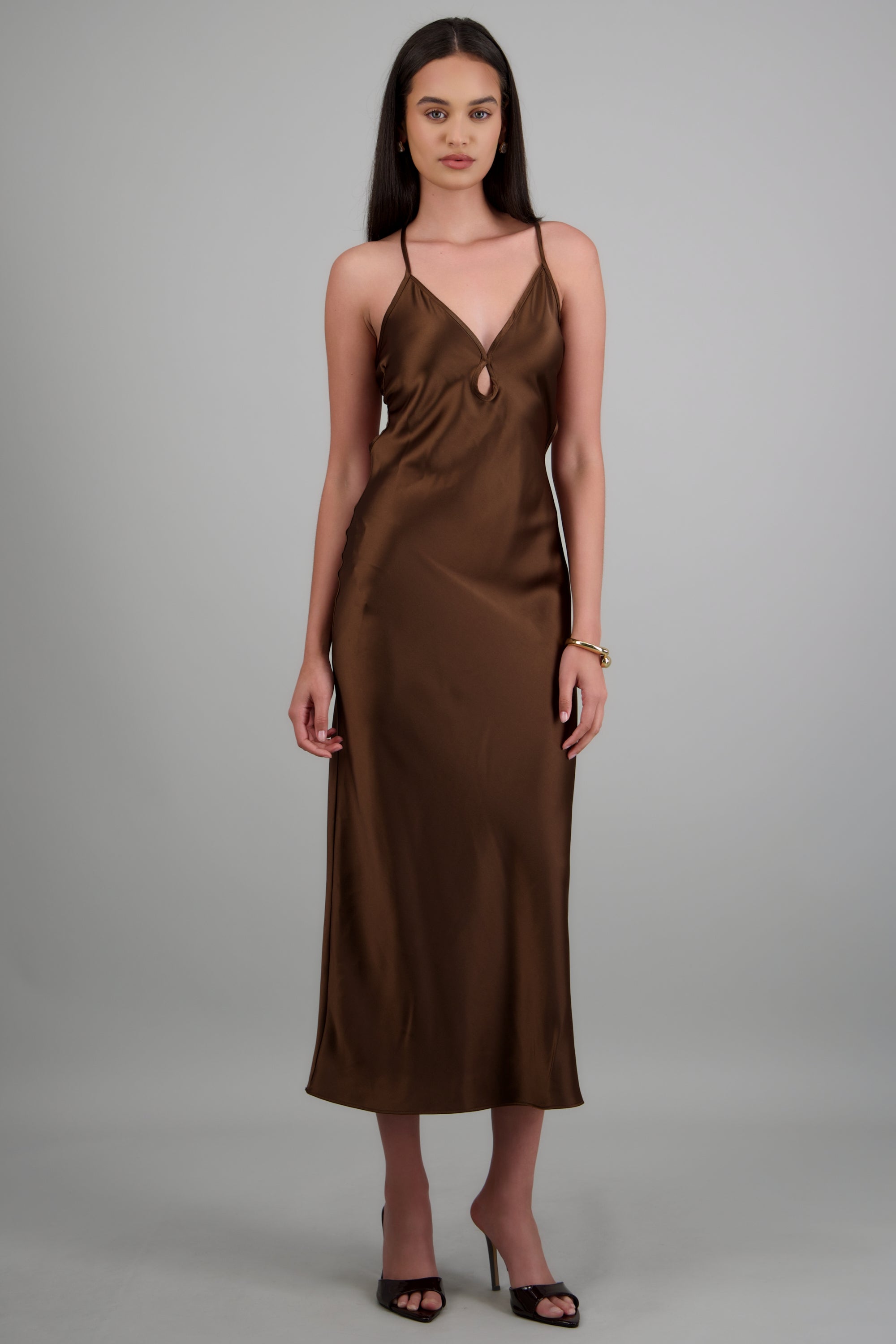 Vestido satin detalle escote cruce espalda CHOCOLATE