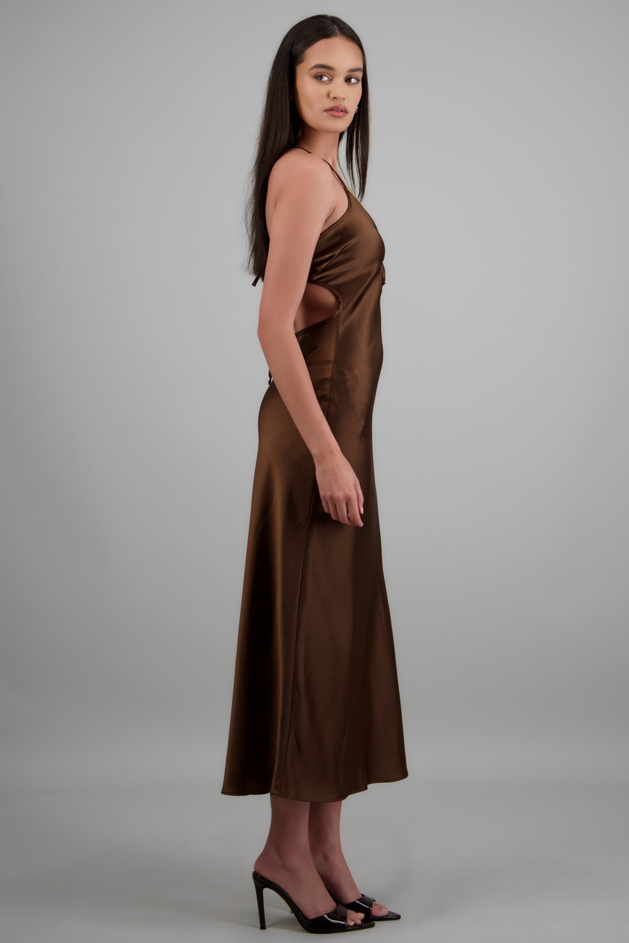 Vestido satin detalle escote cruce espalda CHOCOLATE
