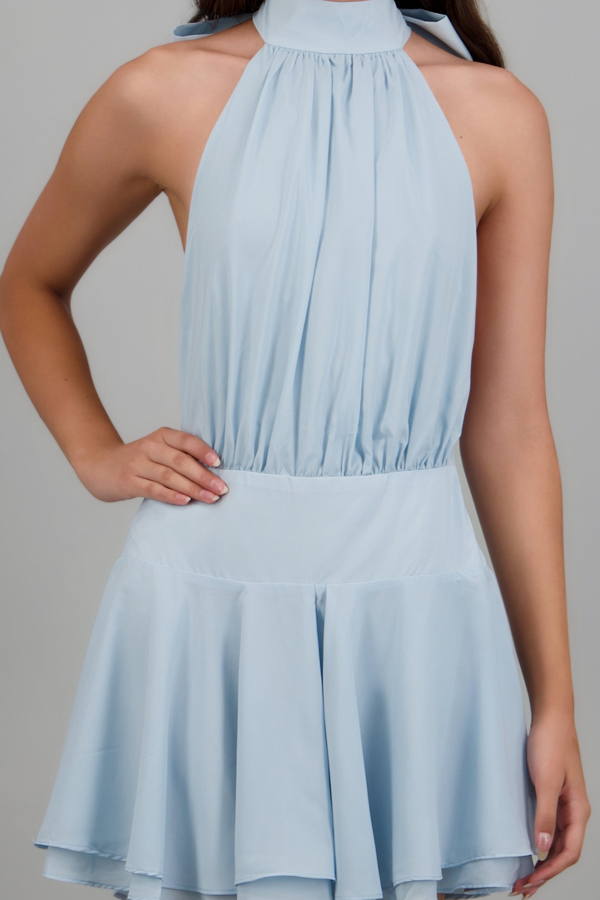 Vestido cuello alto espalda descubierta AZUL PASTEL