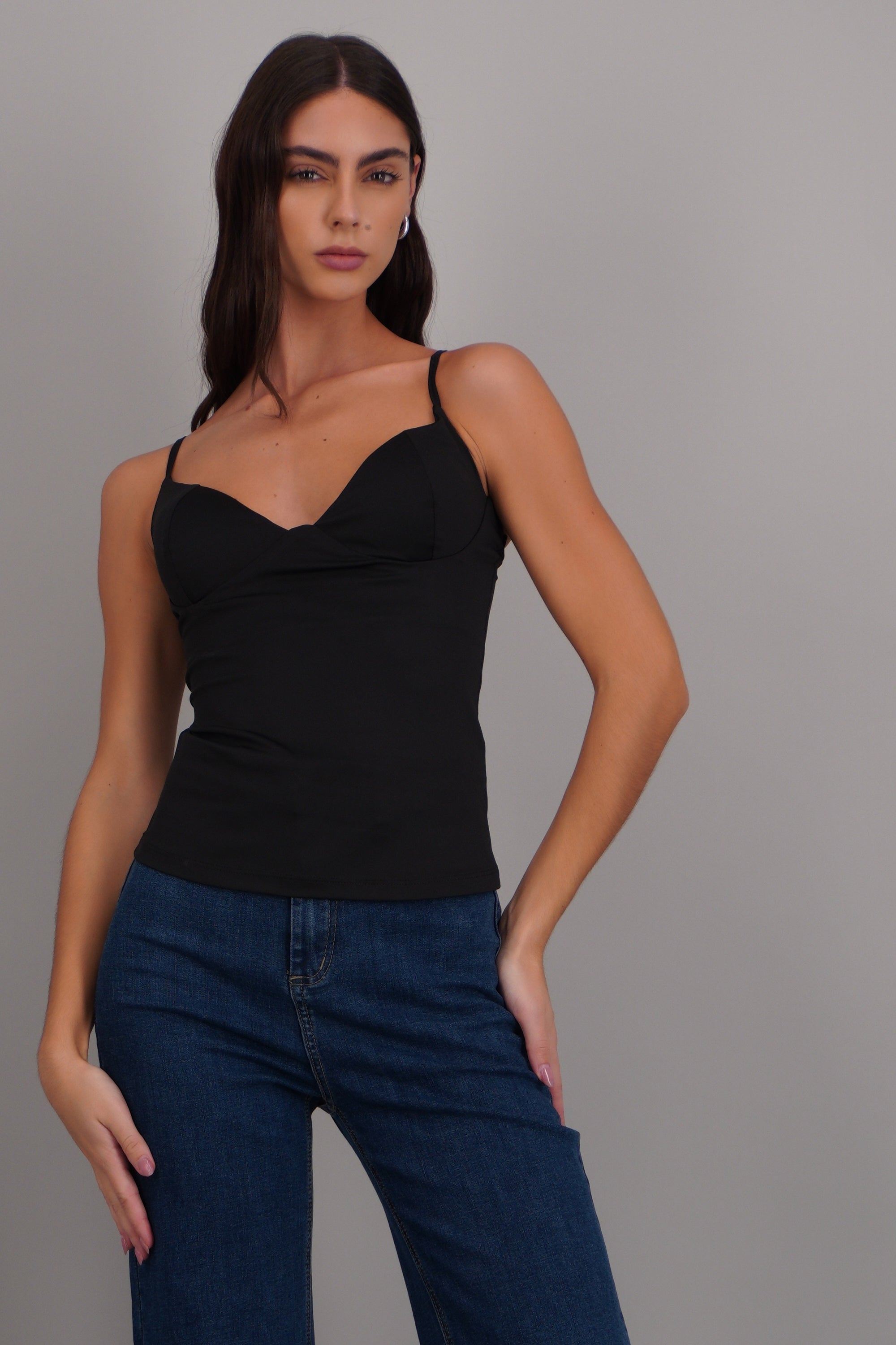 top slim tirantes detalle copas NEGRO
