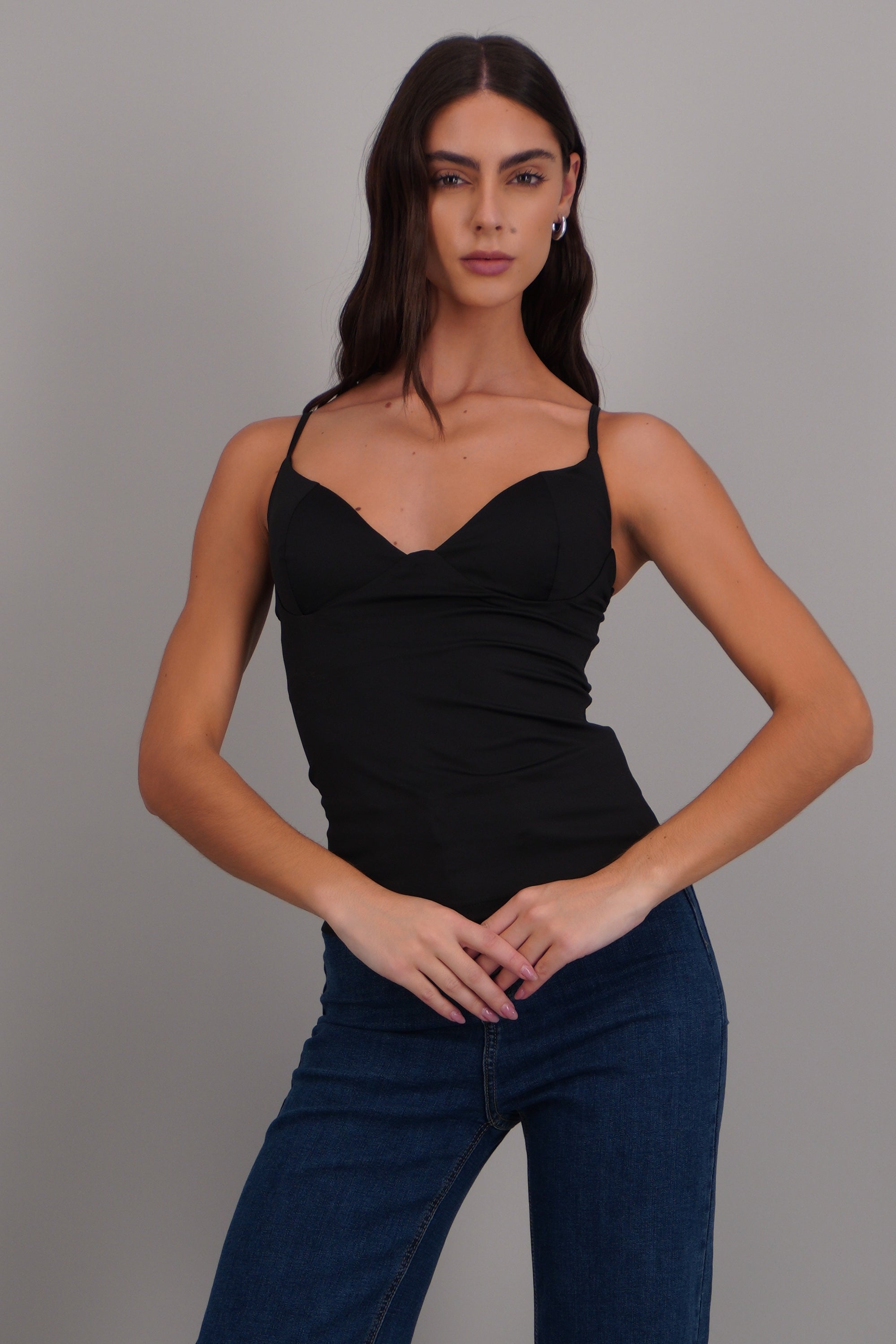 top slim tirantes detalle copas NEGRO