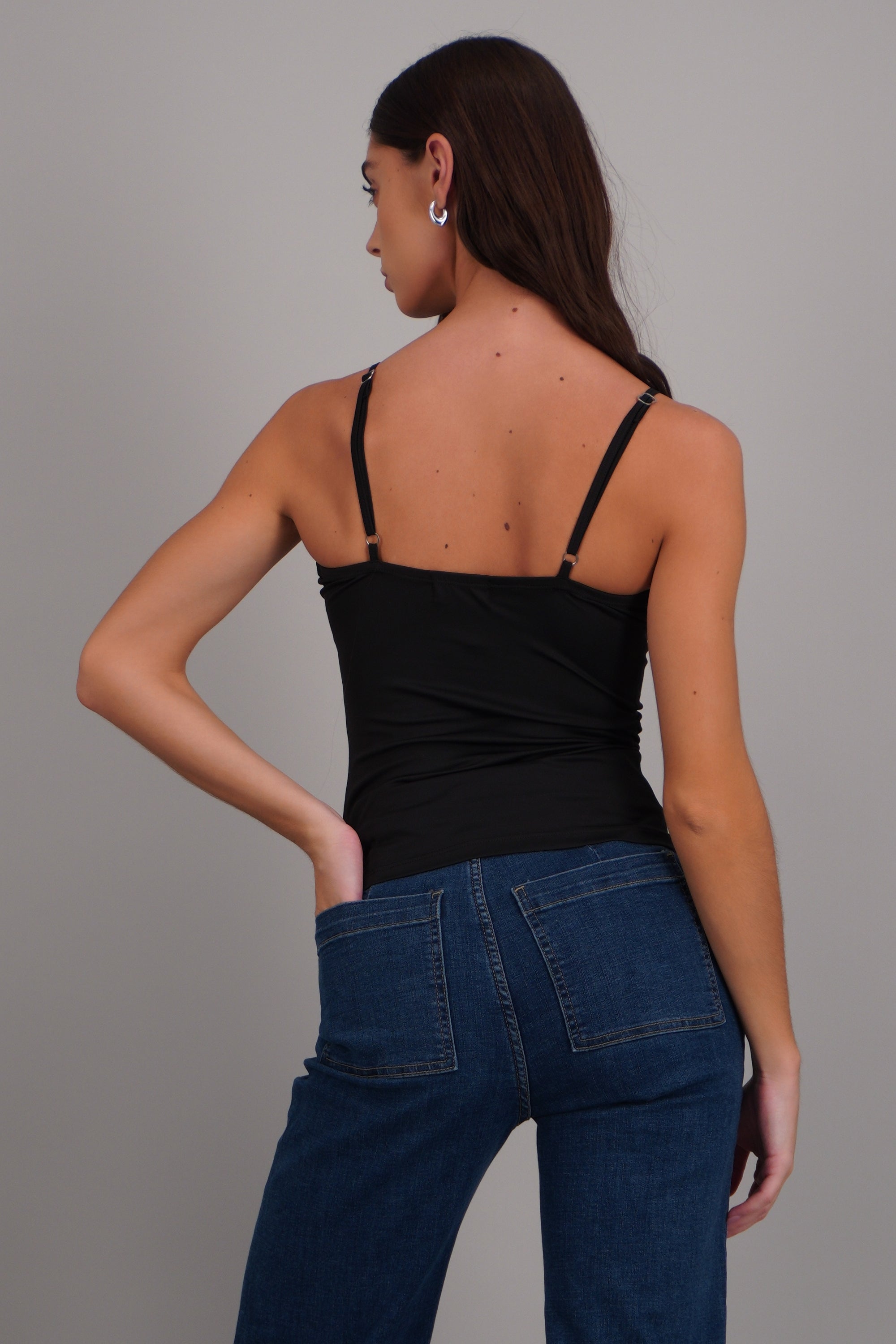 top slim tirantes detalle copas NEGRO