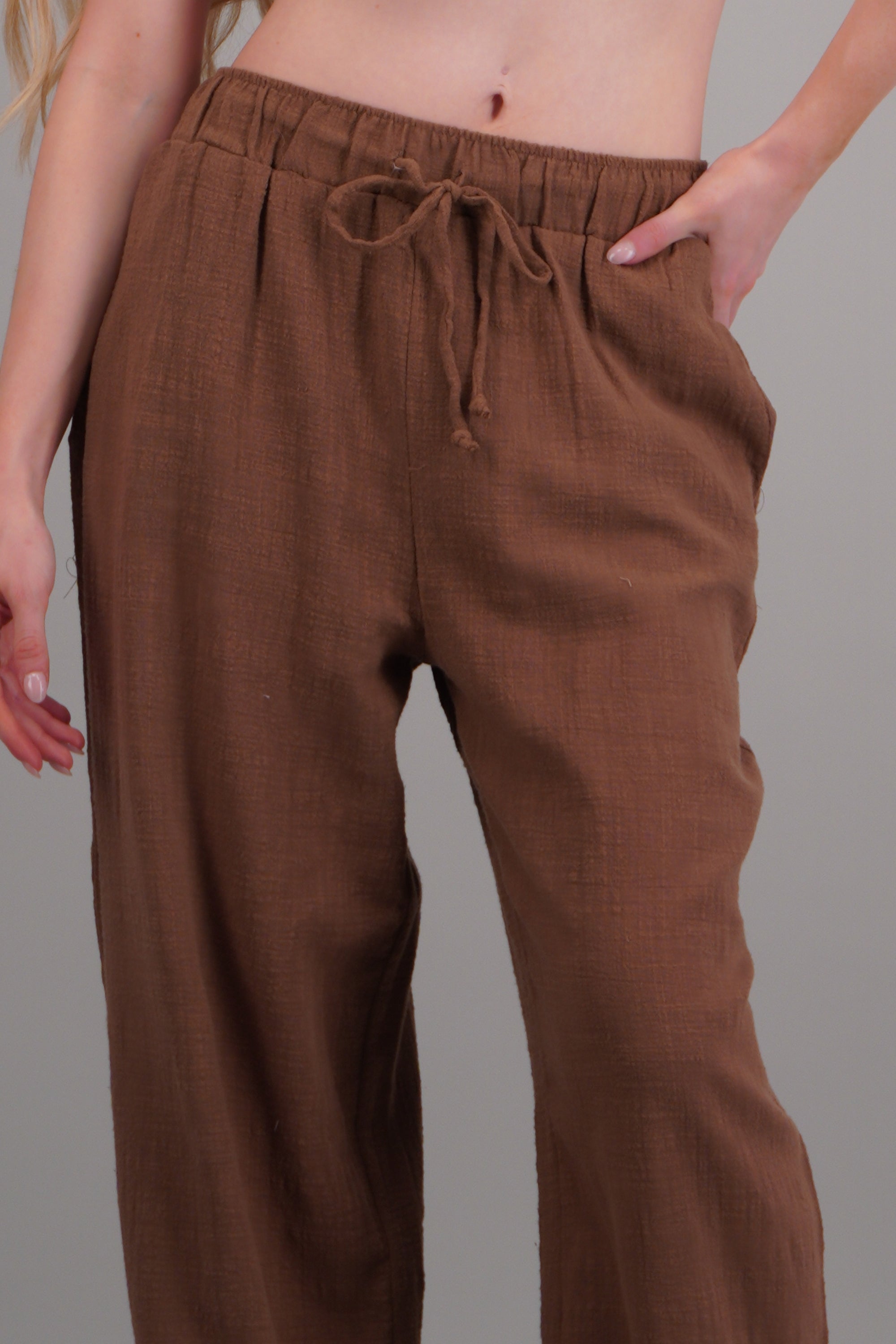 Pantalon textura jareta CAFE