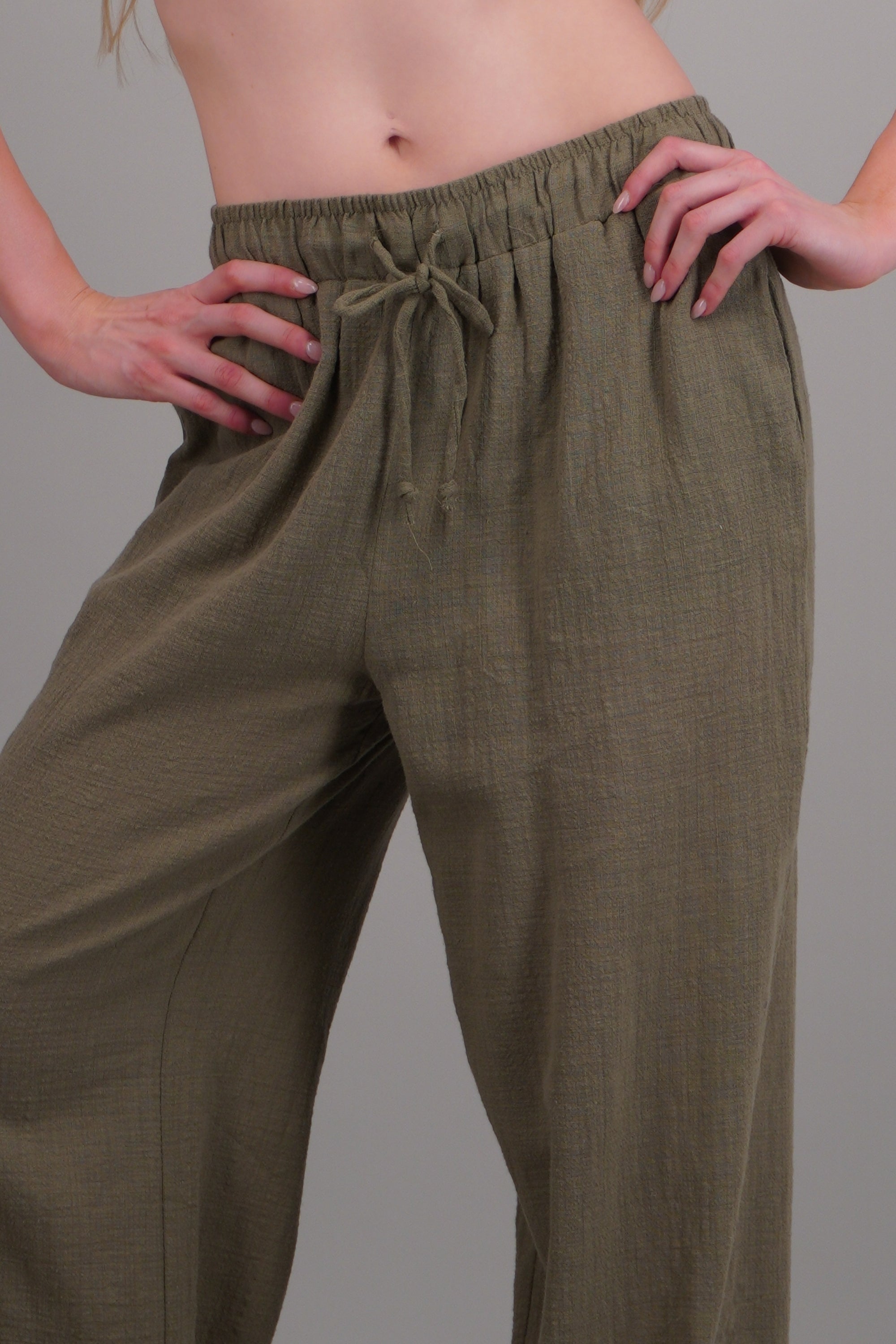 Pantalon textura jareta OLIVO