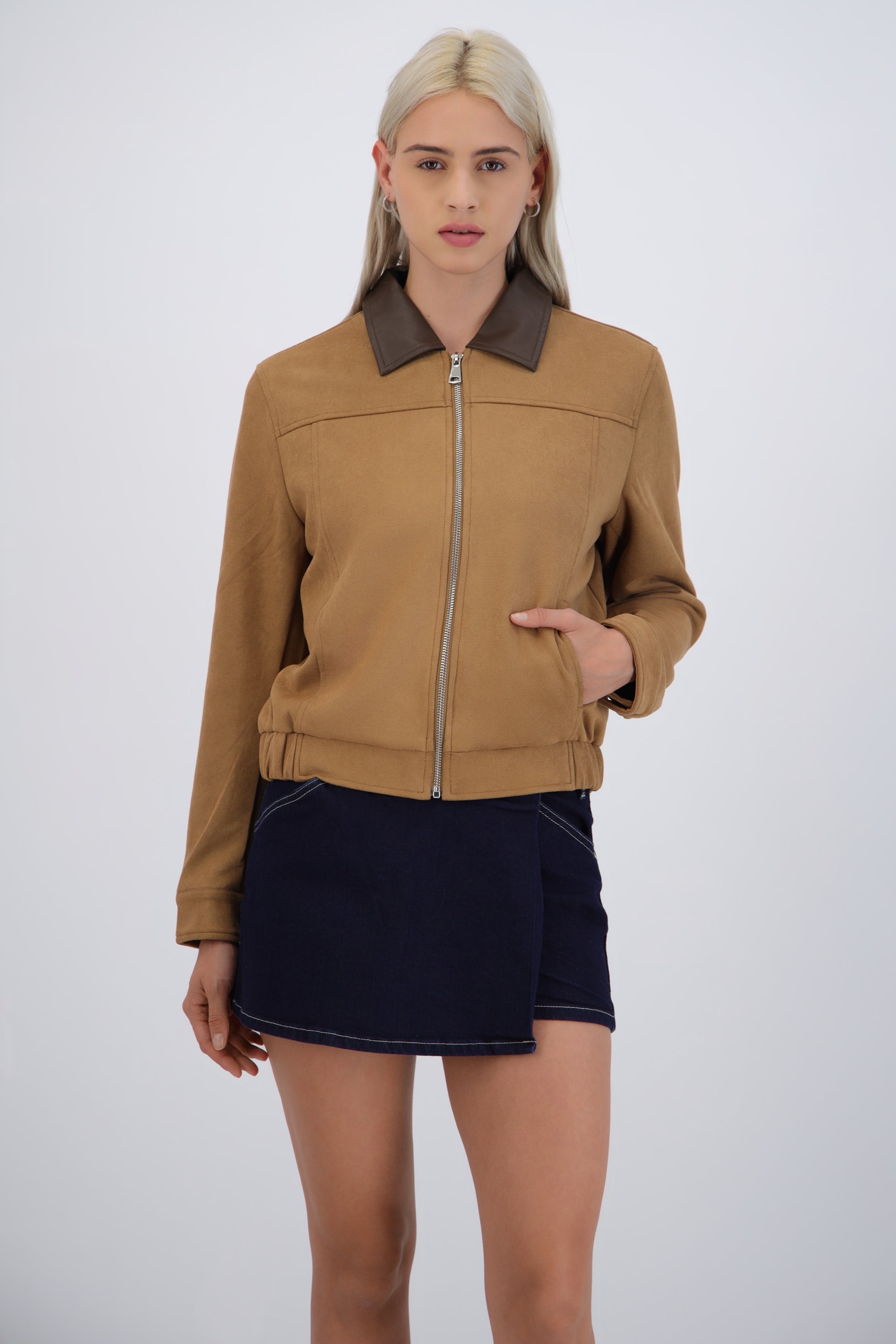 Chamarra suede contraste cuello