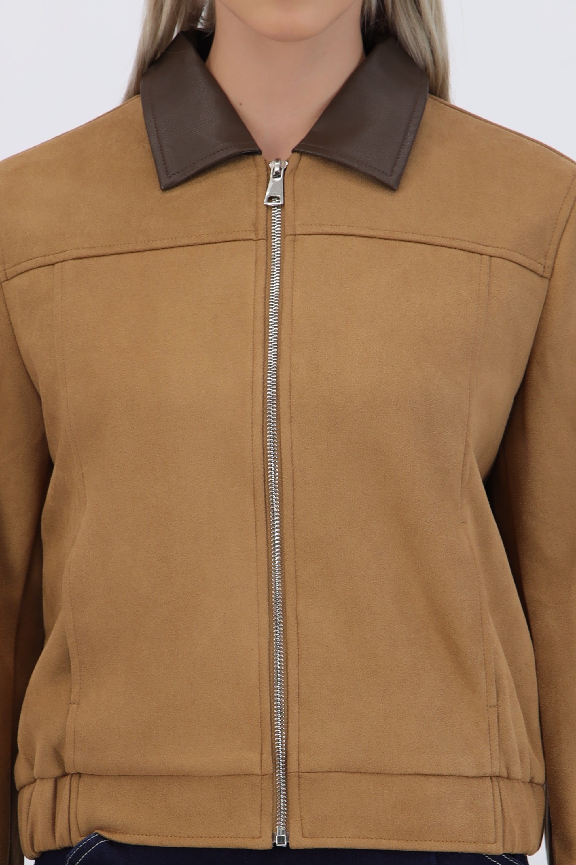 Chamarra suede contraste cuello