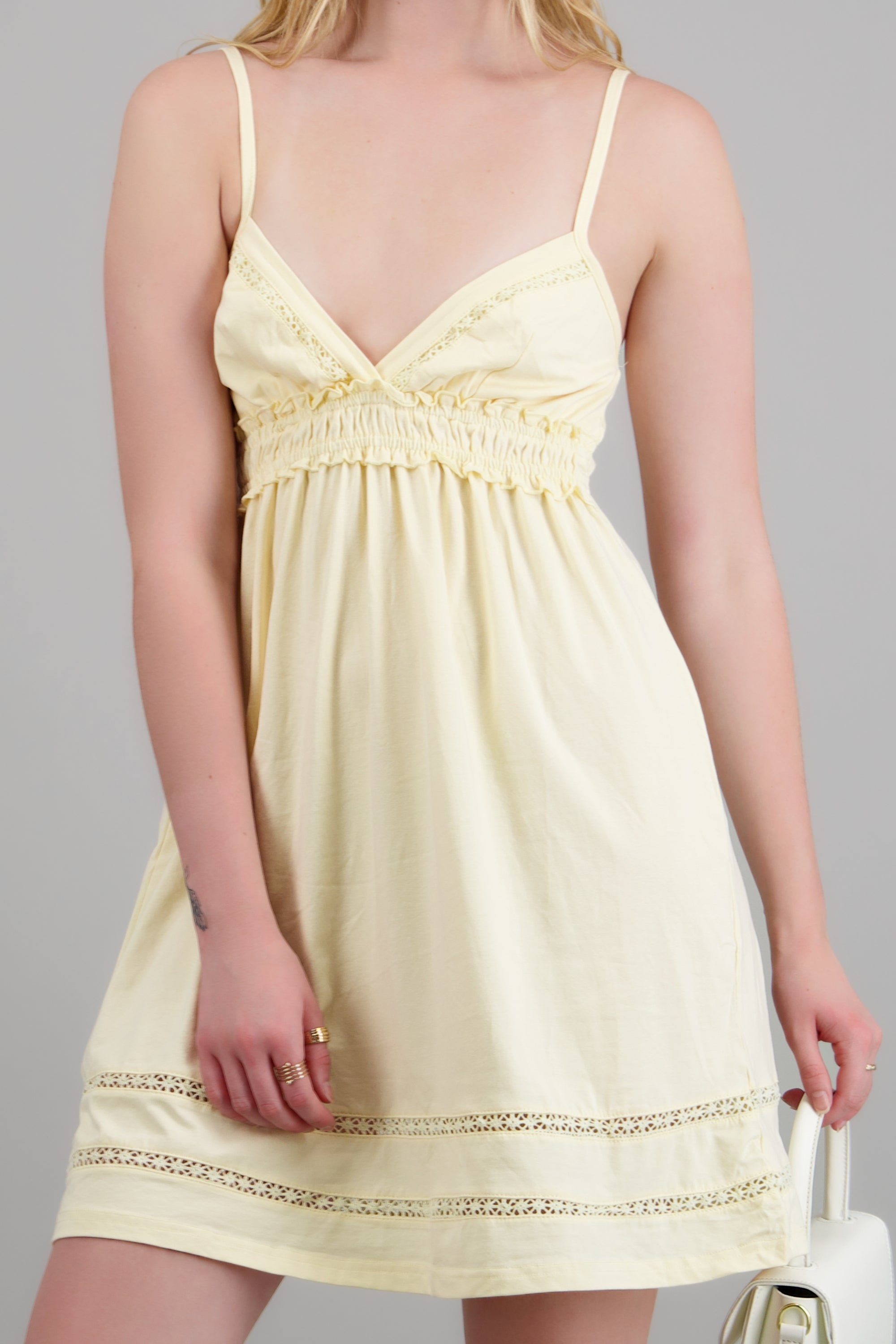 Vestido corto ligero detalle escote AMARILLO PASTEL