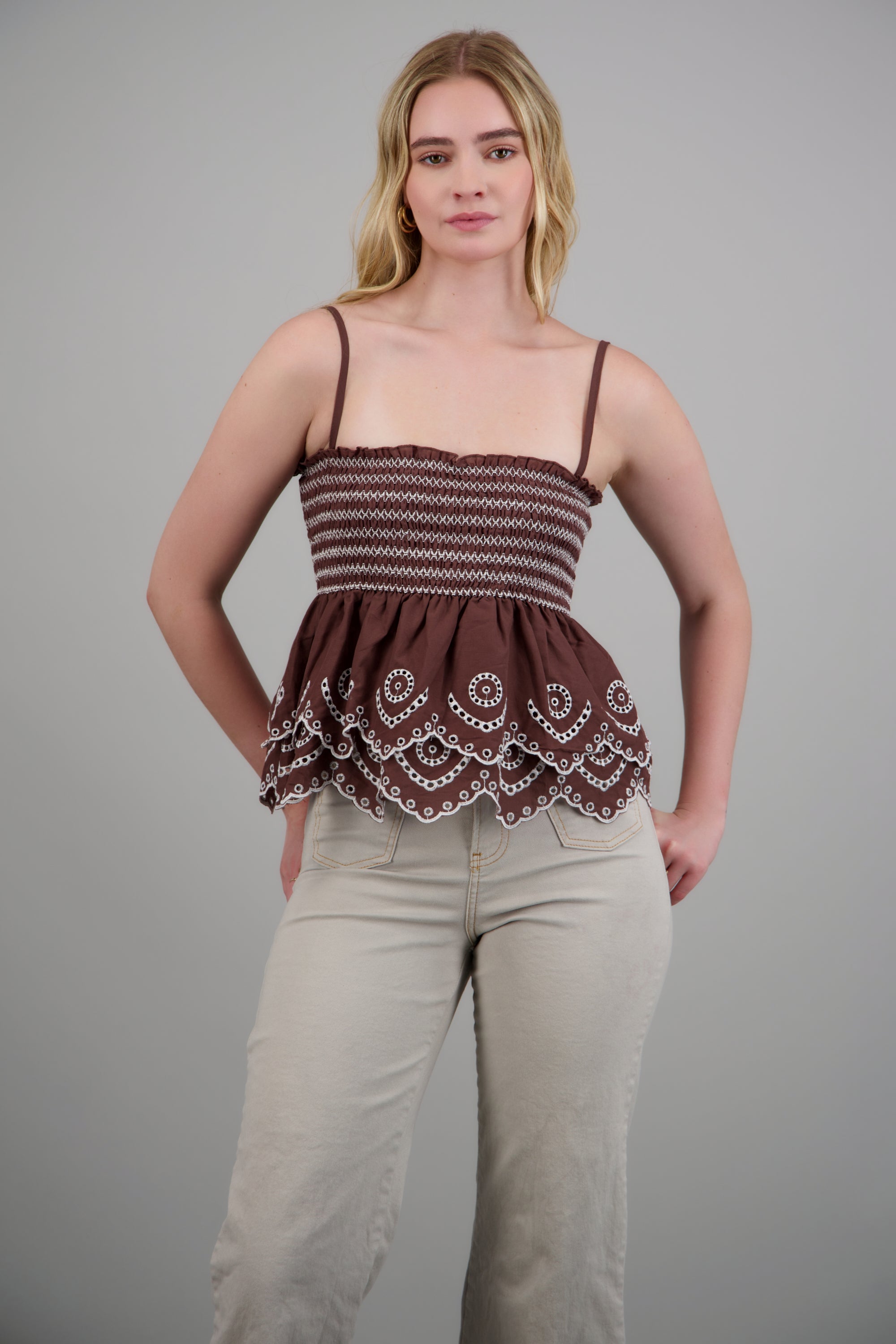 Top detalle mock eyelet CAFE COMBO