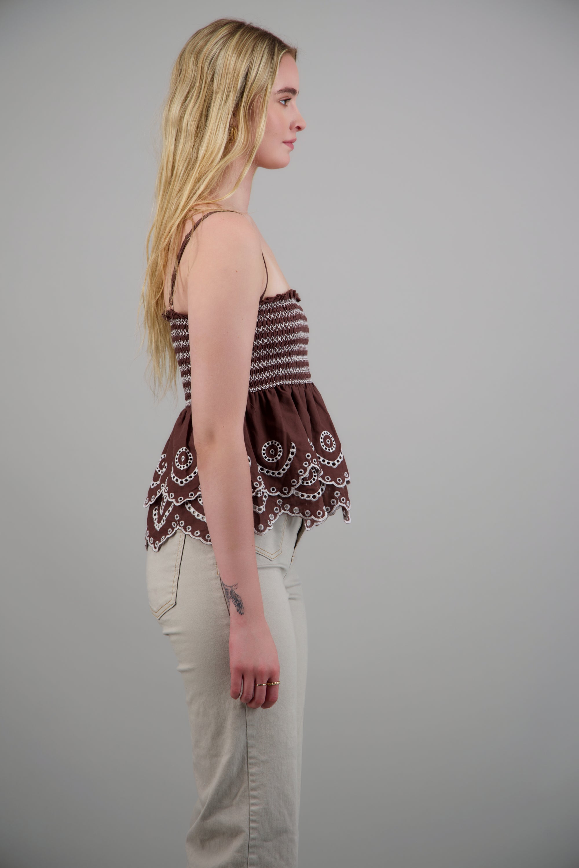 Top detalle mock eyelet CAFE COMBO