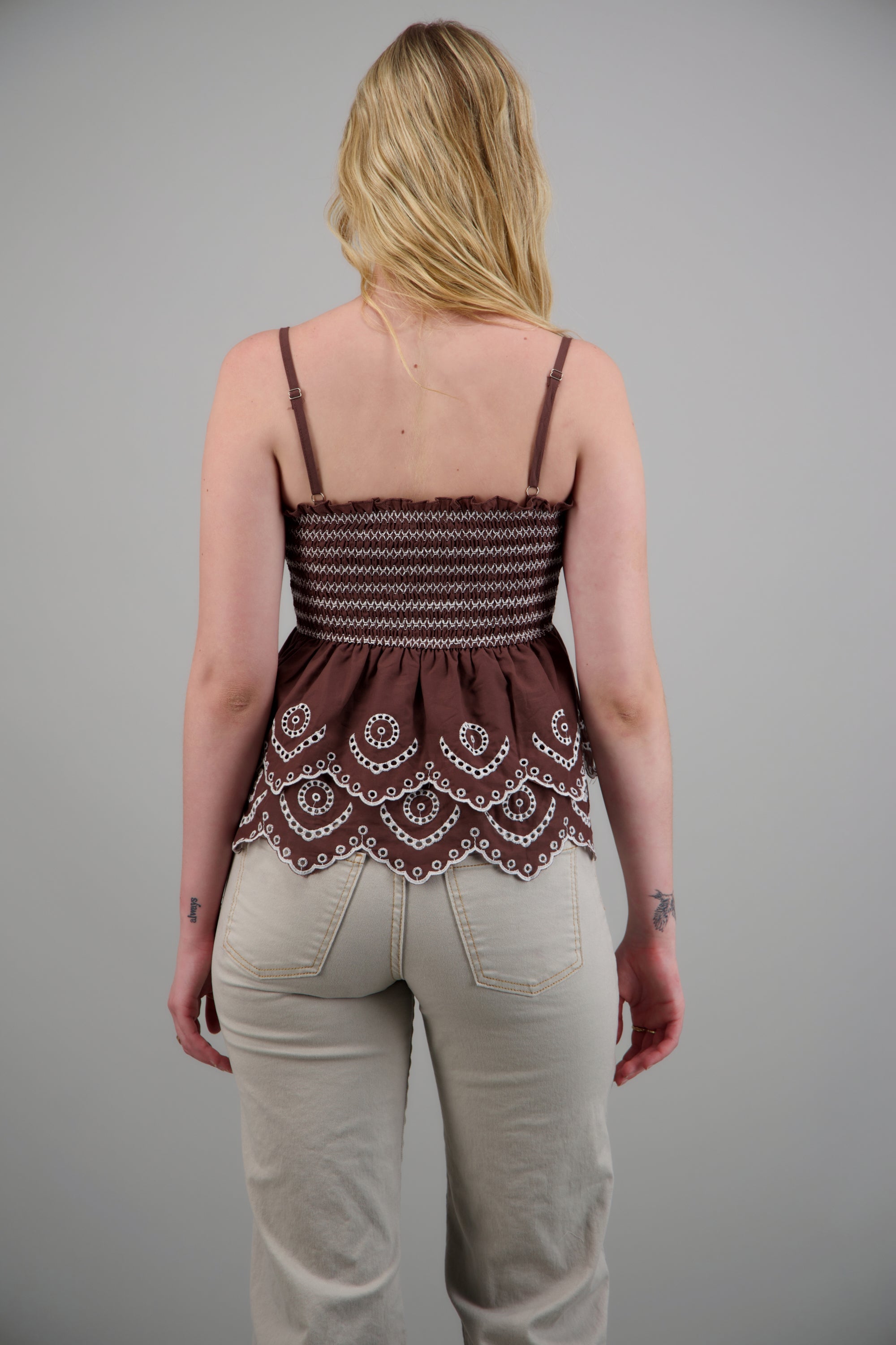 Top detalle mock eyelet CAFE COMBO