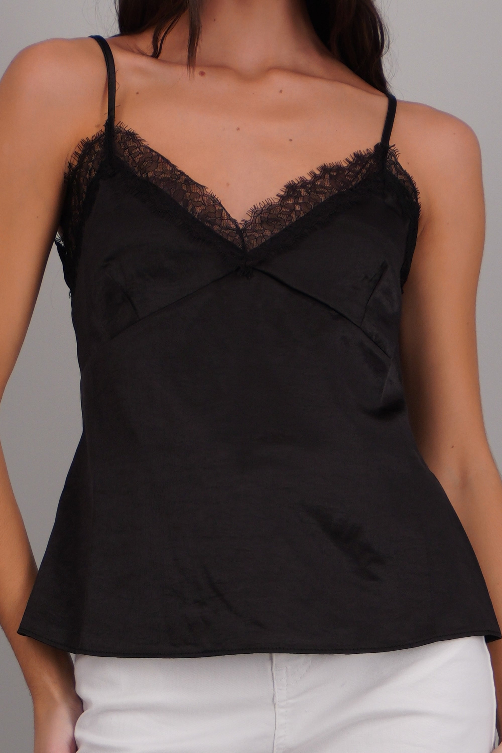 Top satinado detalle encaje NEGRO