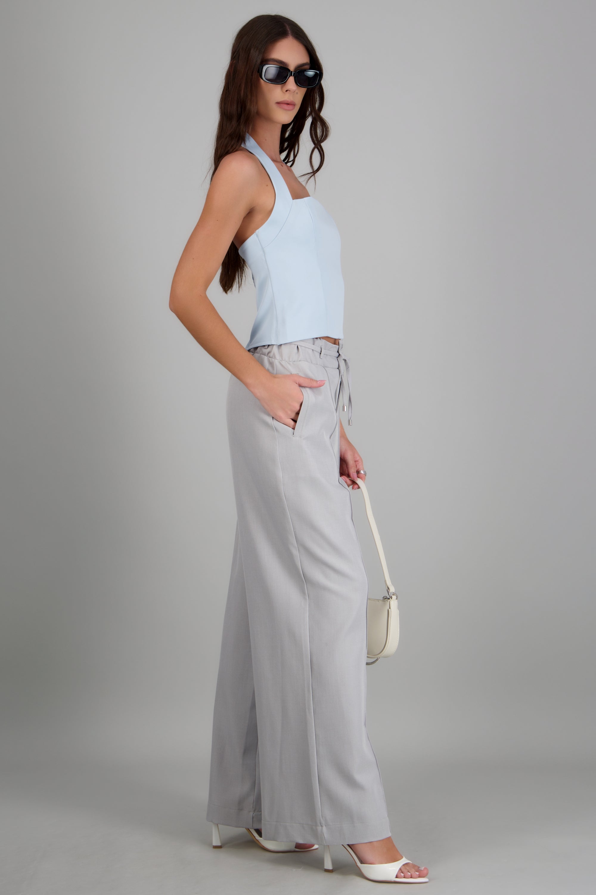 Pantalon amplio detalle jareta GRIS