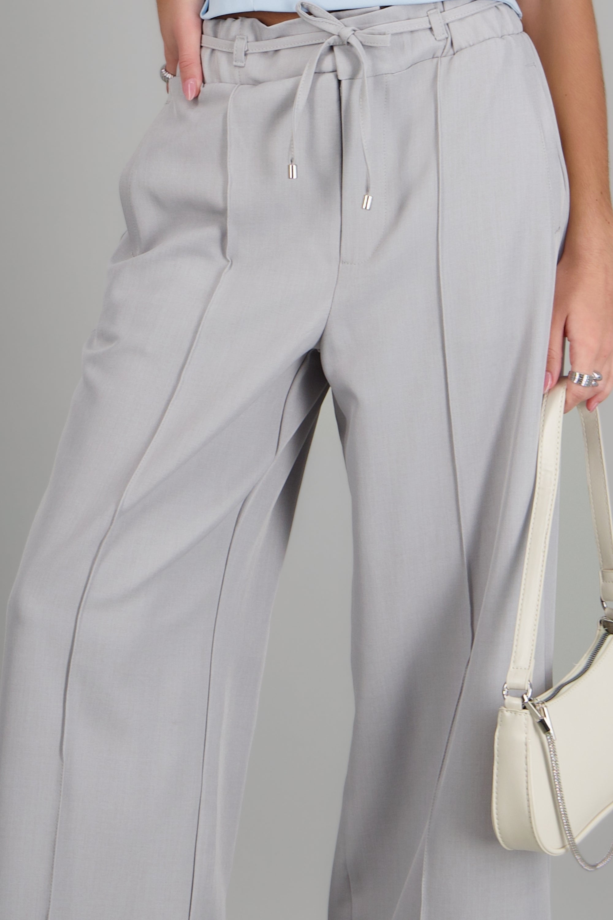 Pantalon amplio detalle jareta GRIS