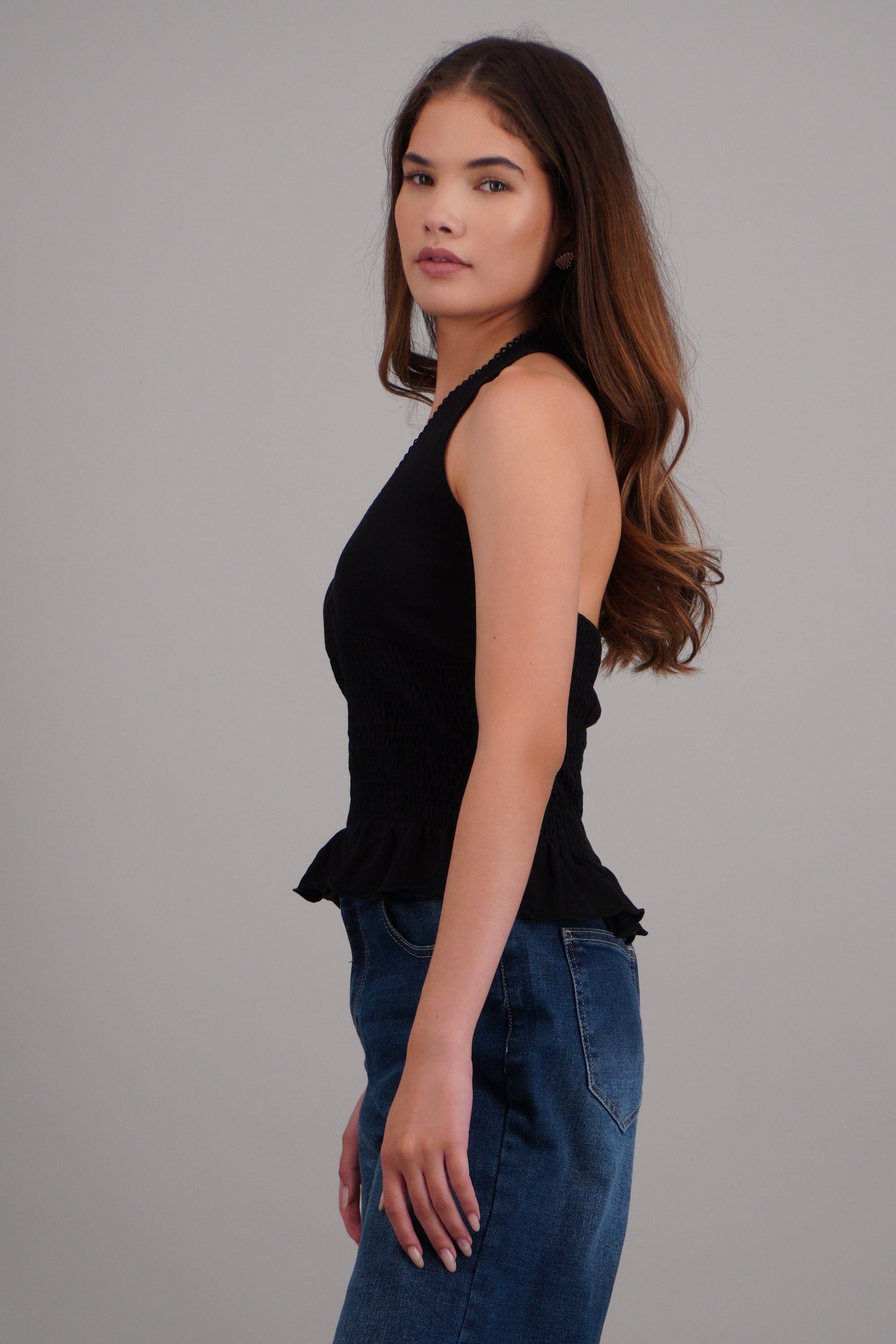 Top halter escote v detalle smock NEGRO