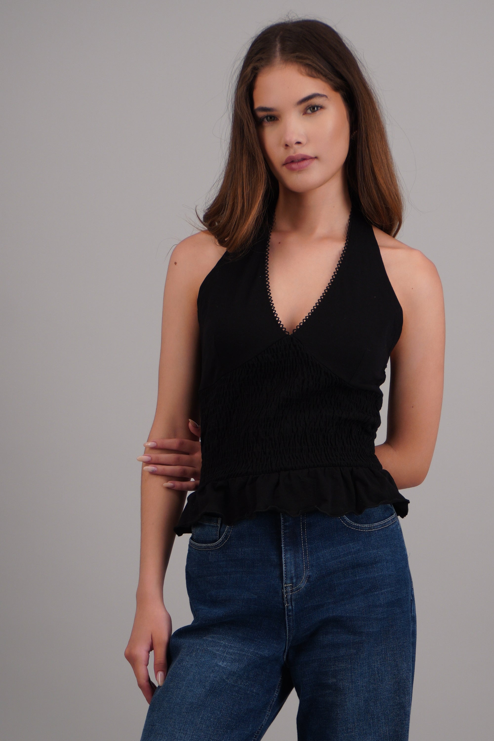 Top halter escote v detalle smock NEGRO