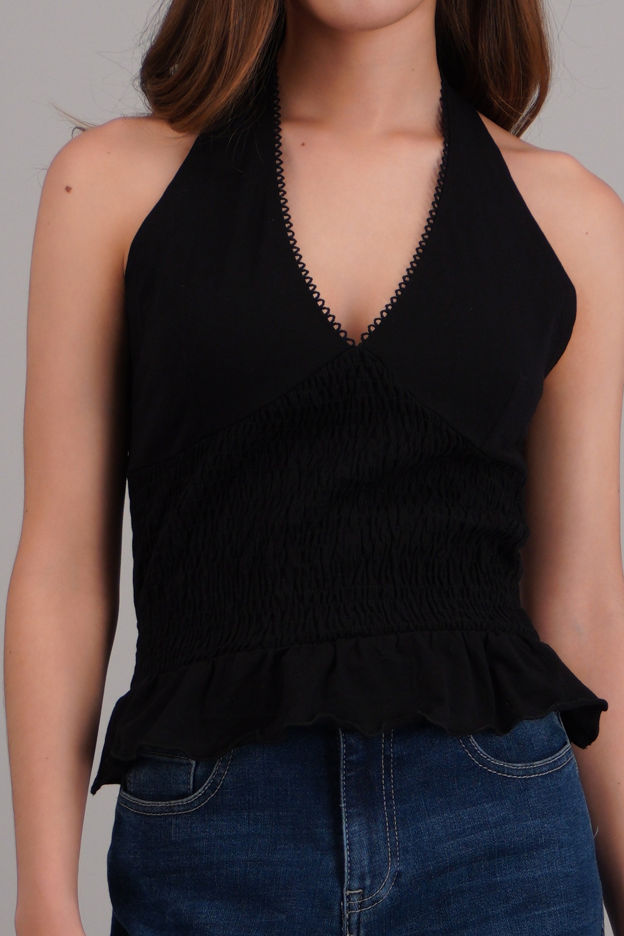 Top halter escote v detalle smock NEGRO