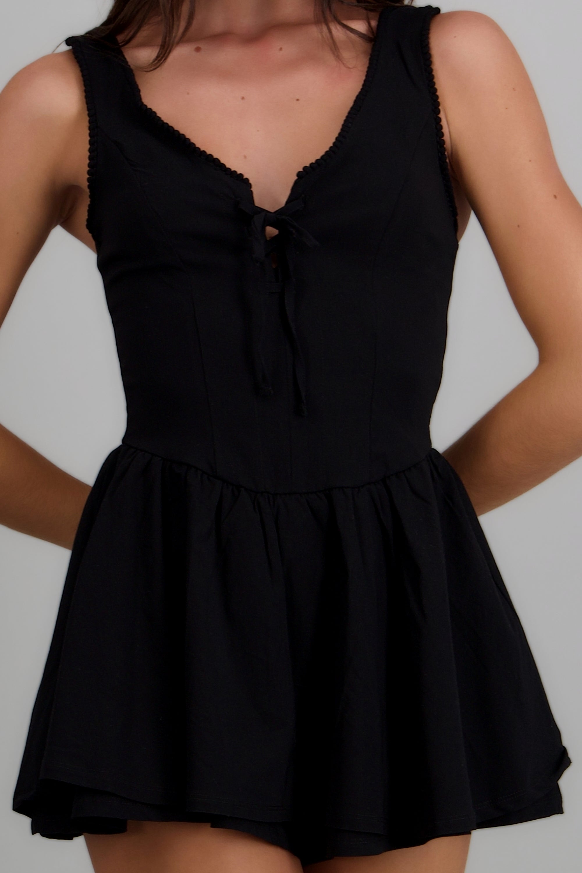 Vestido mini detalle en escote NEGRO