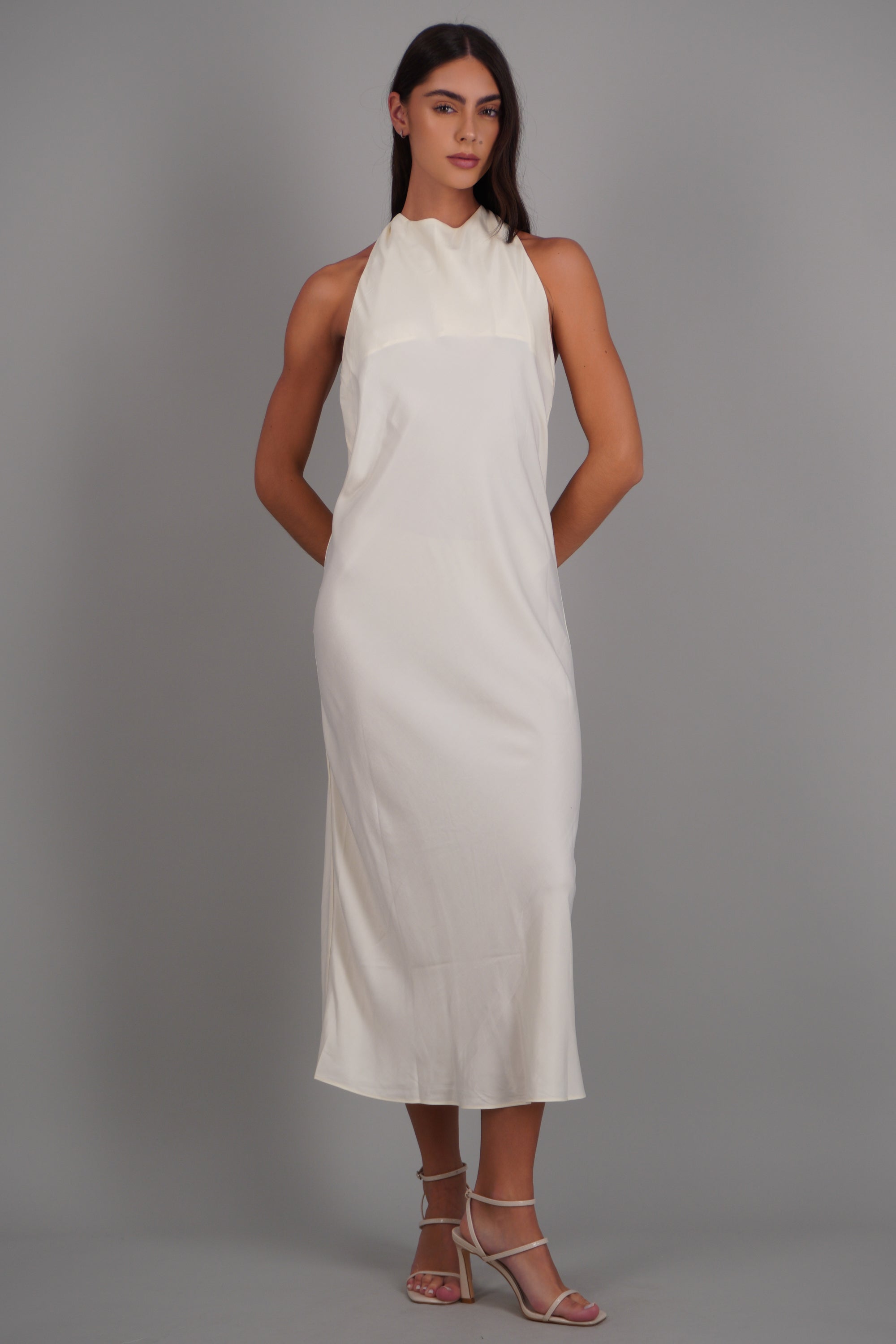 Vestido maxi halter satin fluido AMARILLO PASTEL