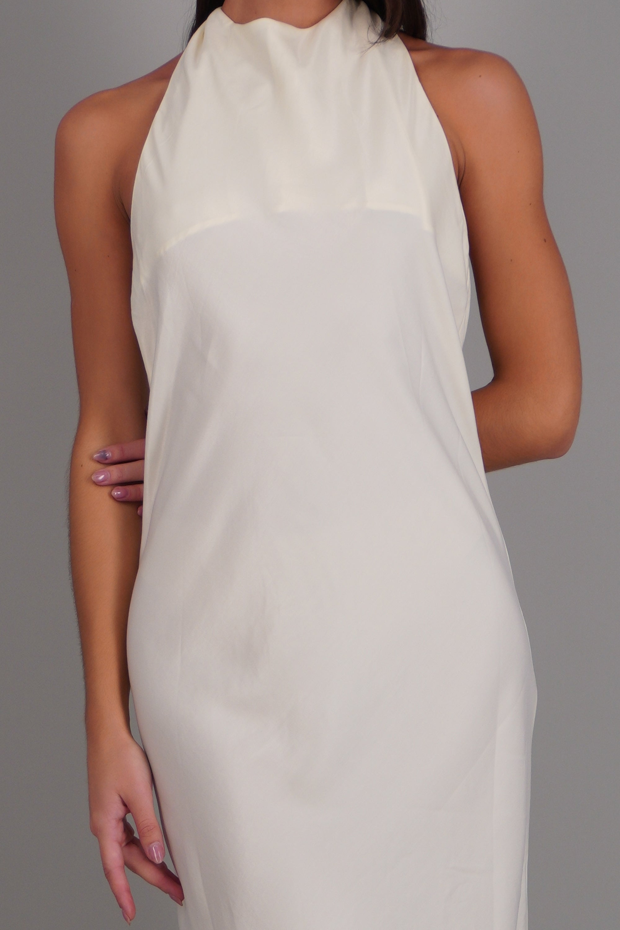 Vestido maxi halter satin fluido AMARILLO PASTEL