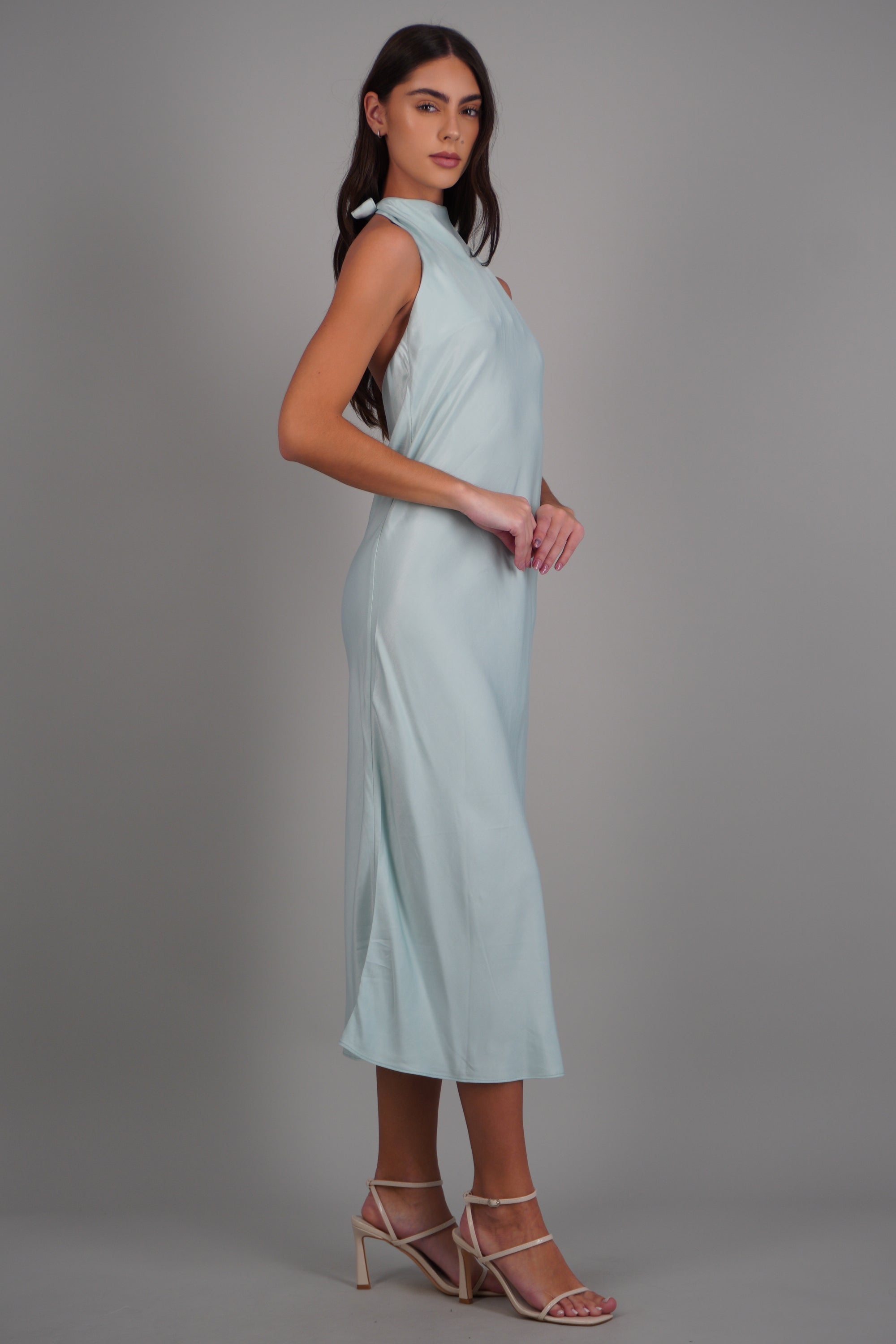 Vestido maxi halter satin fluido AZUL PASTEL