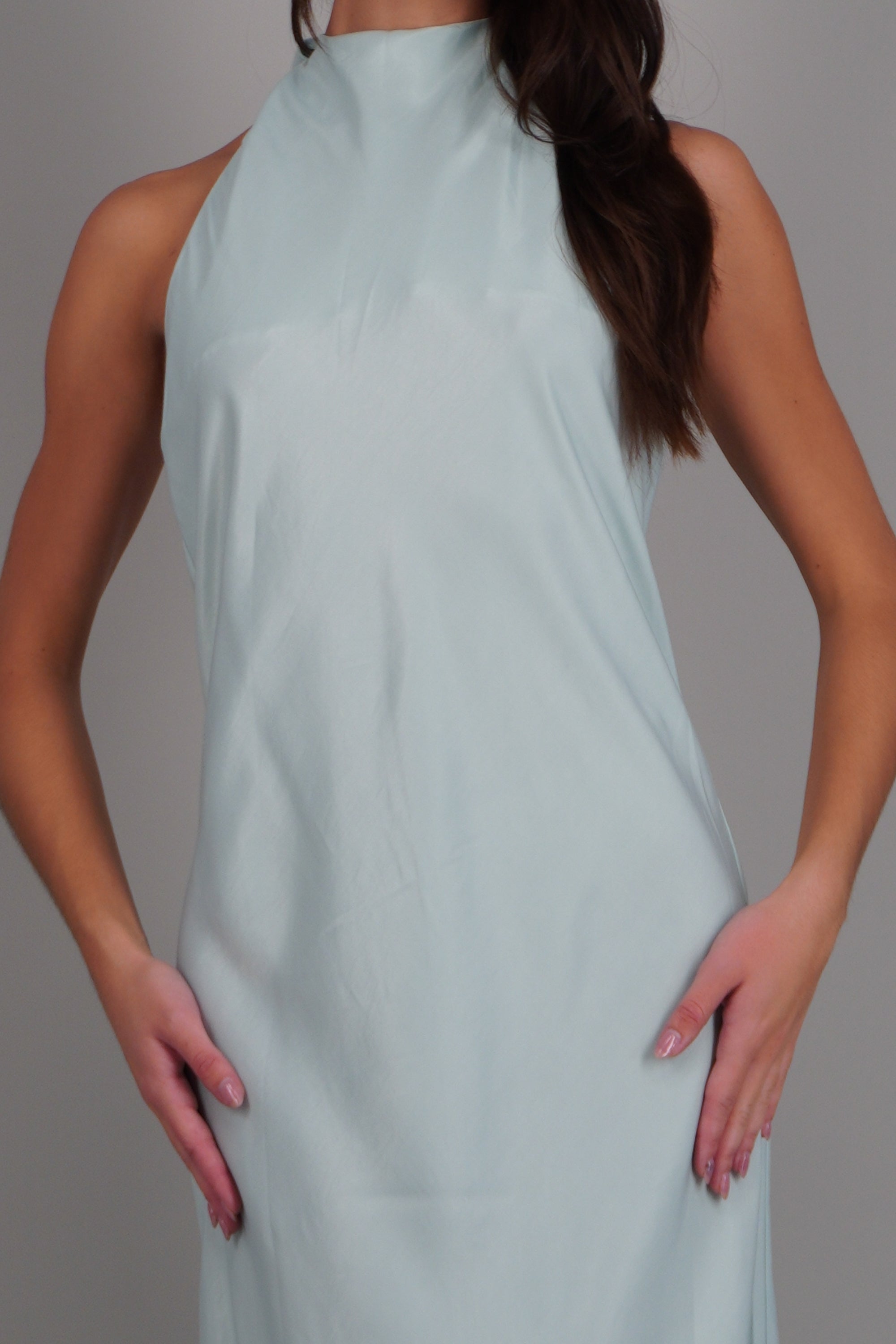 Vestido maxi halter satin fluido AZUL PASTEL