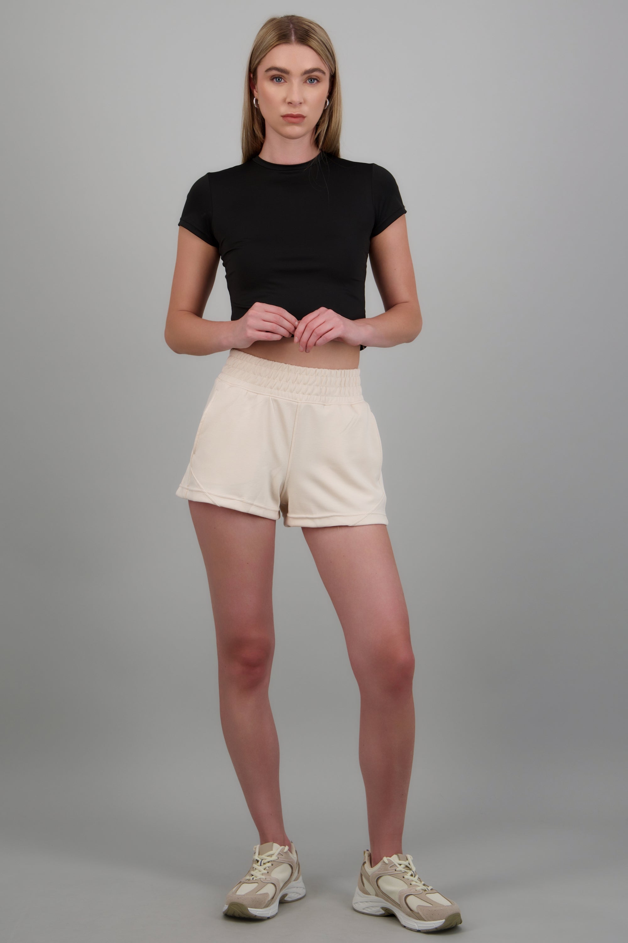 Shorts mini con resorte CREMA
