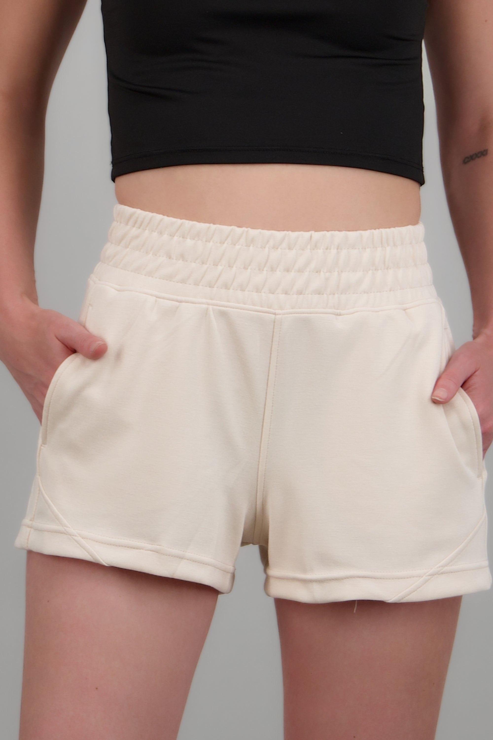Shorts mini con resorte CREMA