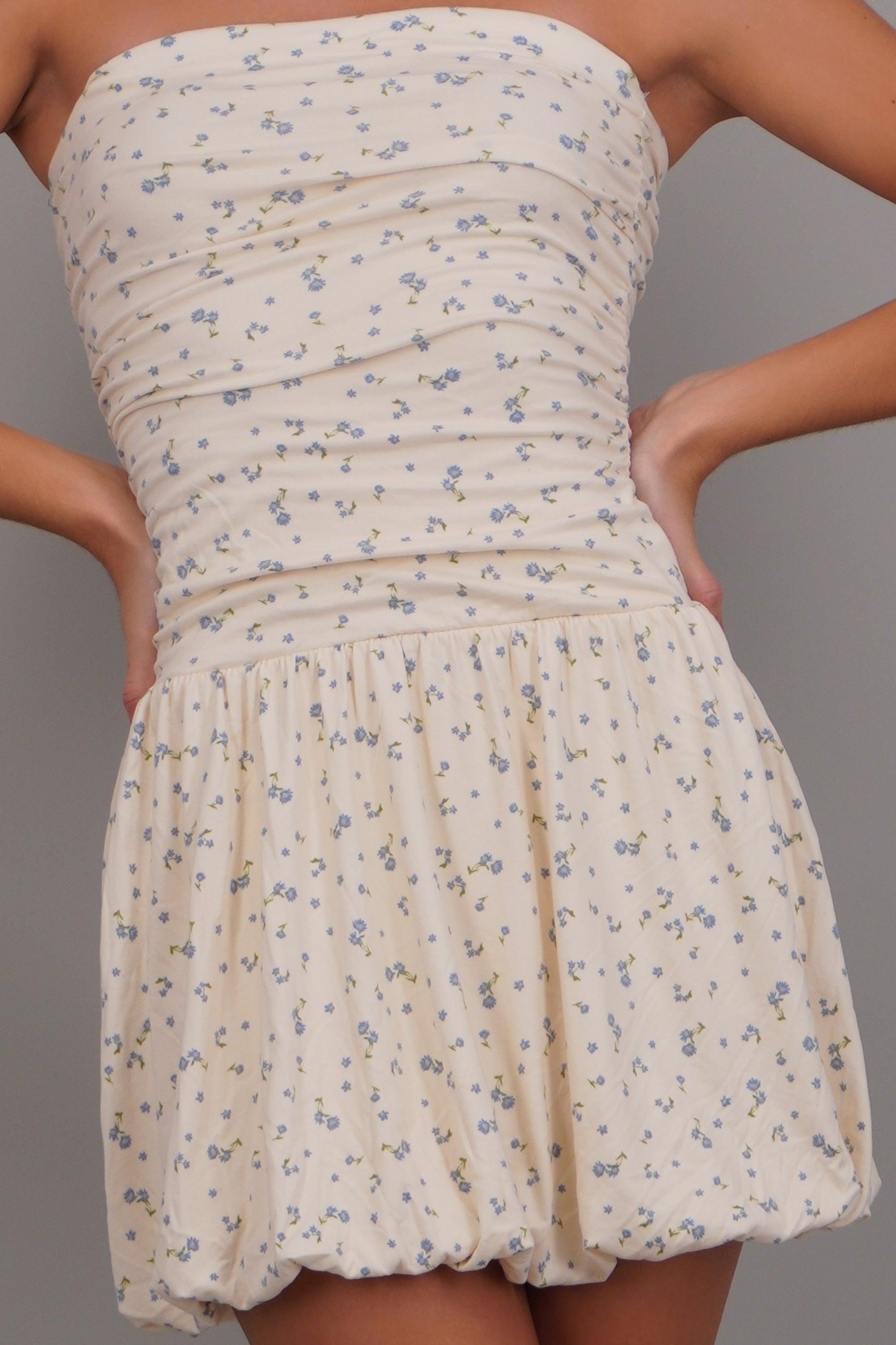 Vestido mini strapless flores CREMA