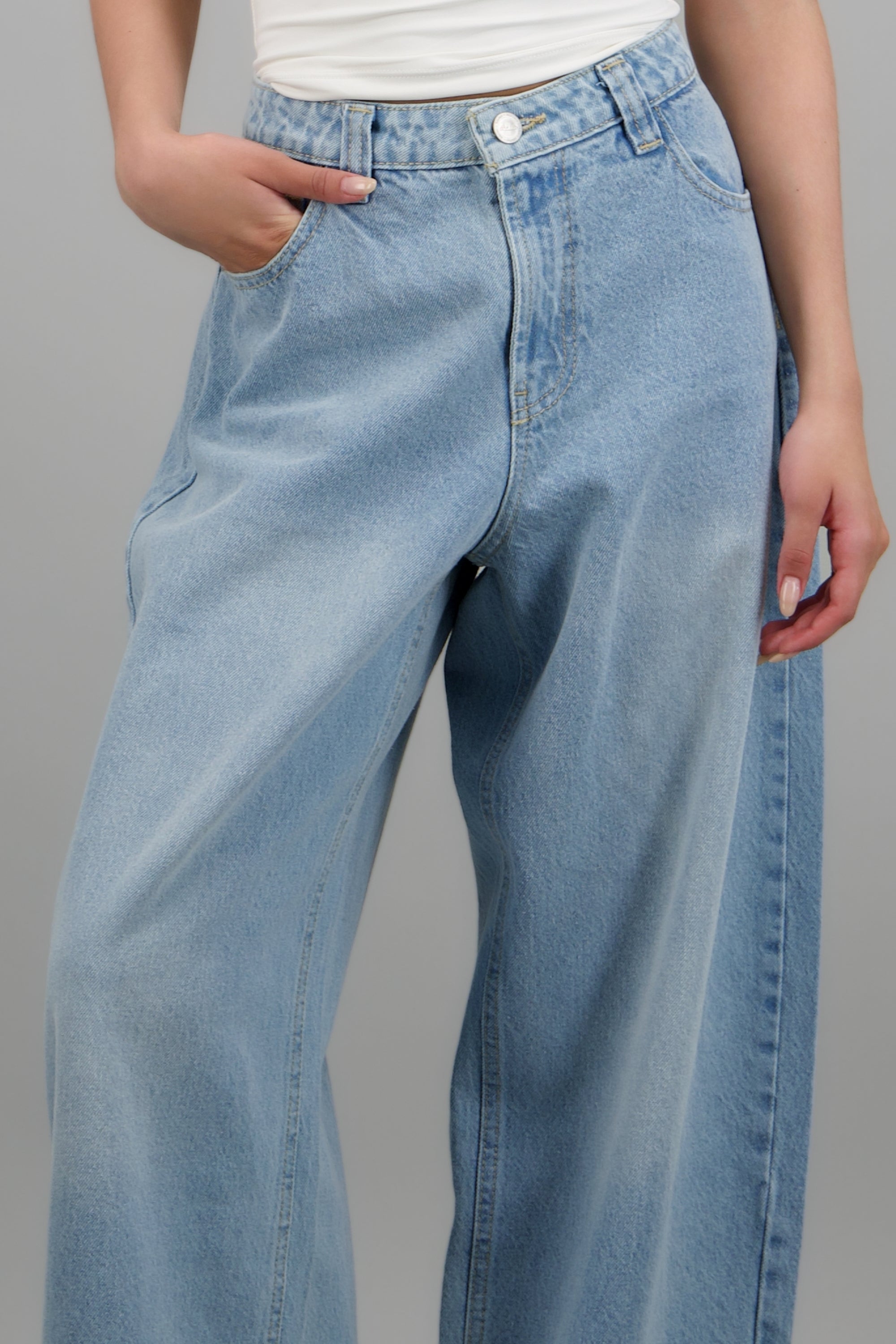 Jeans barrel amplio básico LIGHT WASH