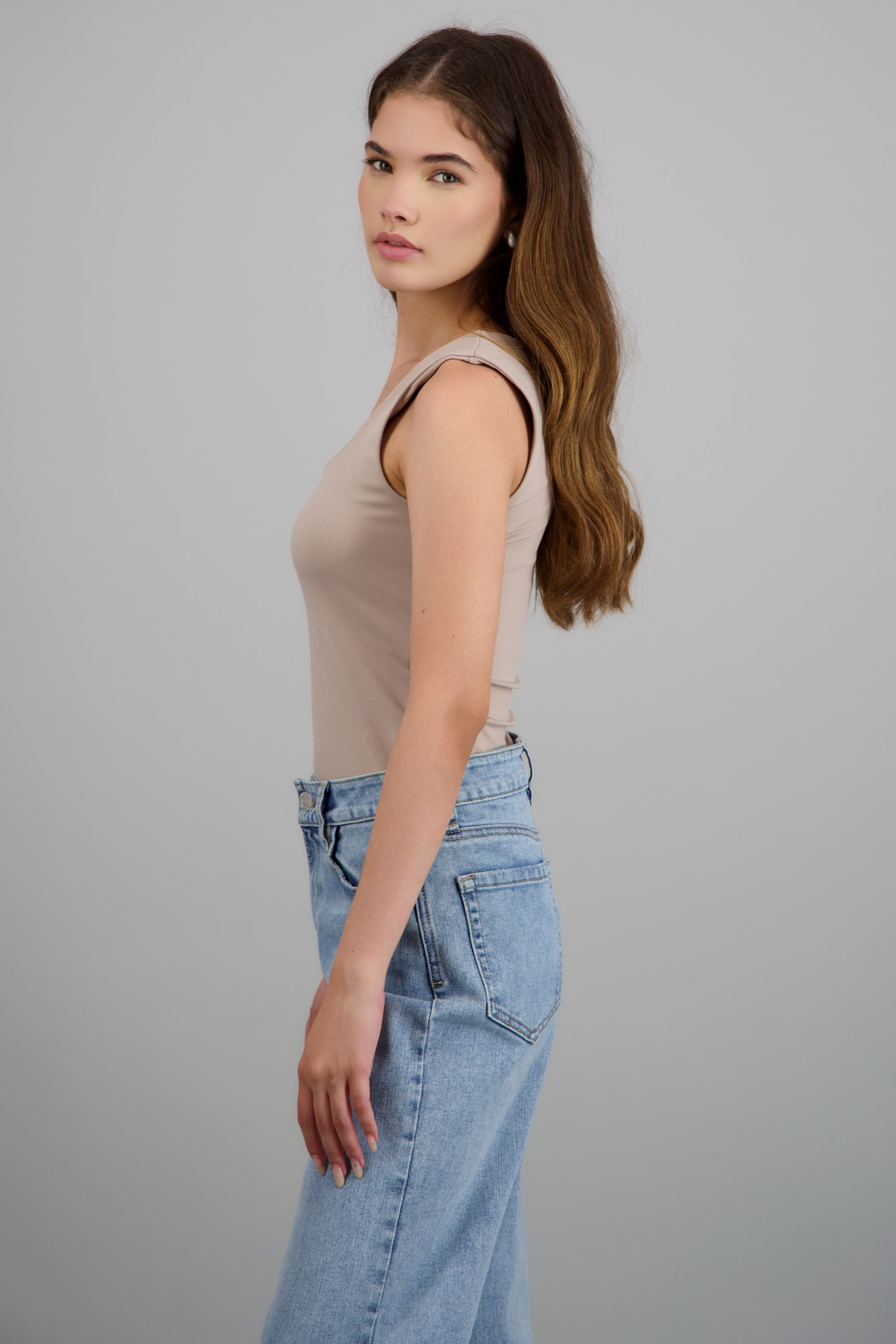 Bodysuit sin mangas escote cuadrado liso TAUPE