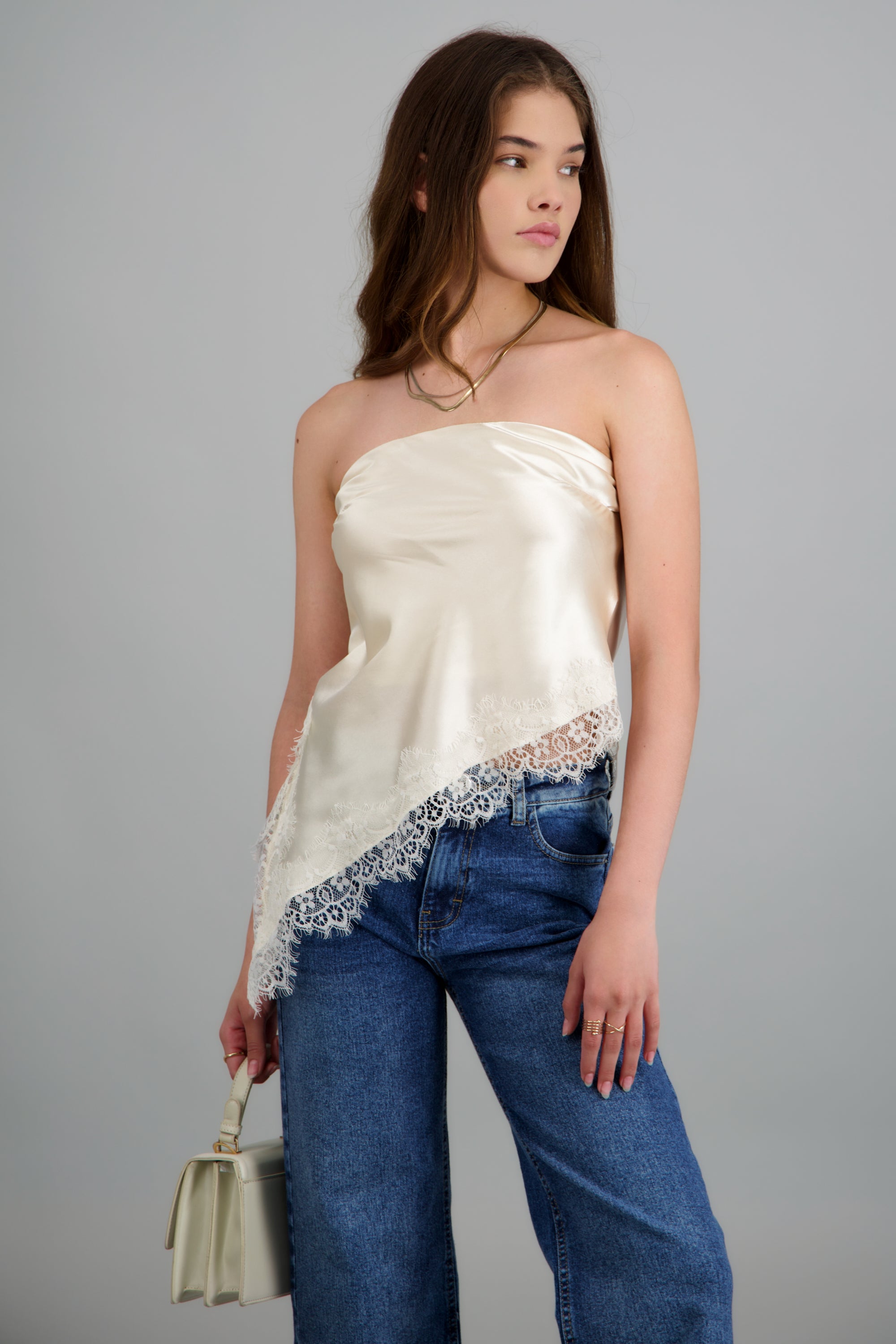 top strapless encaje asimétrico HUESO