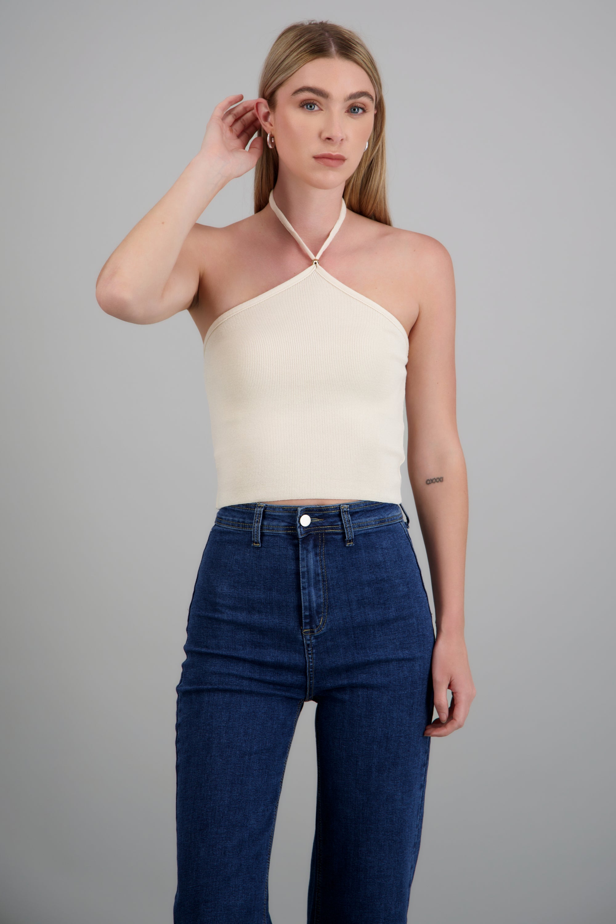 Top halter tejido detalle metálico HUESO