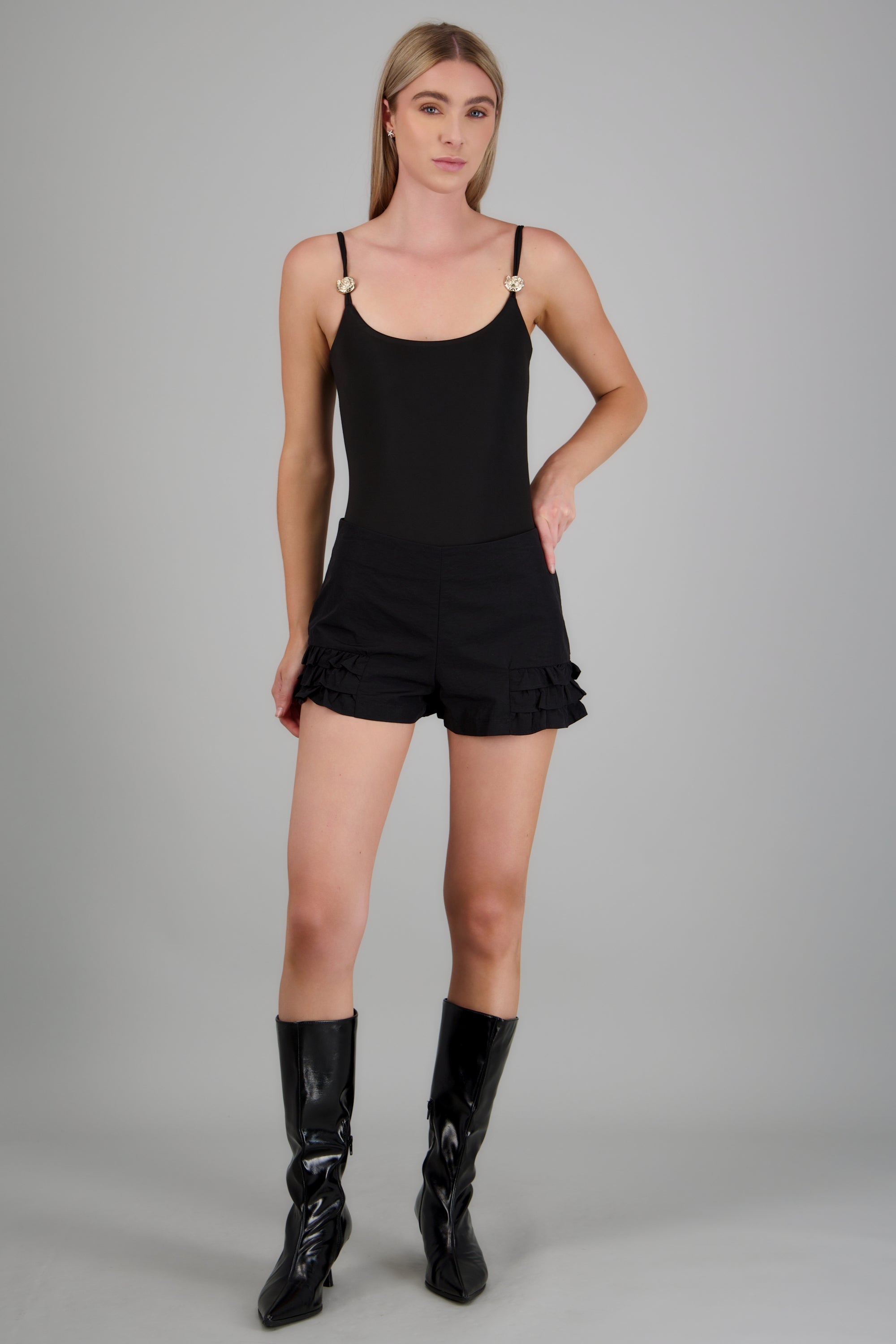 Mini shorts detalle olán NEGRO