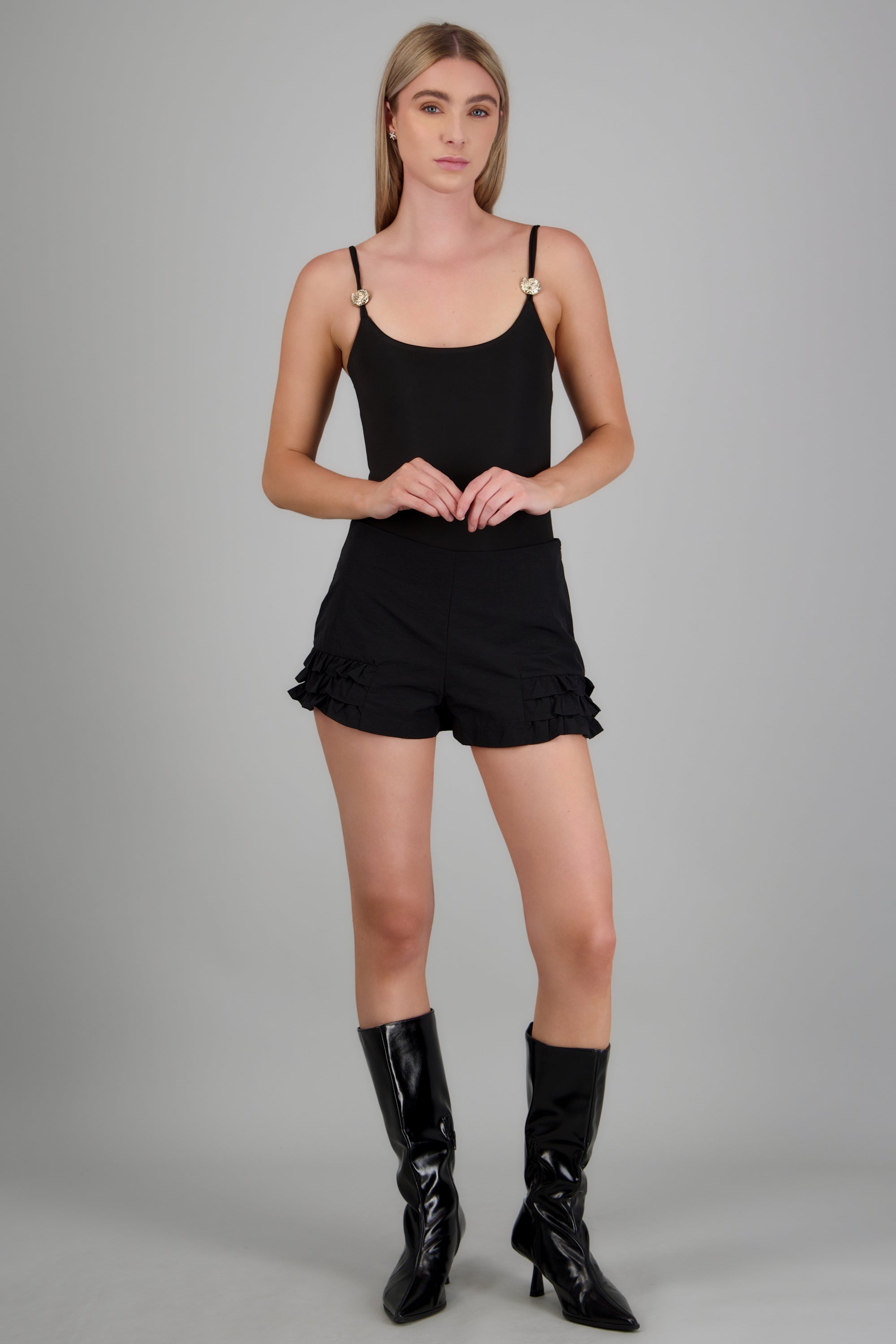 Mini shorts detalle olán NEGRO