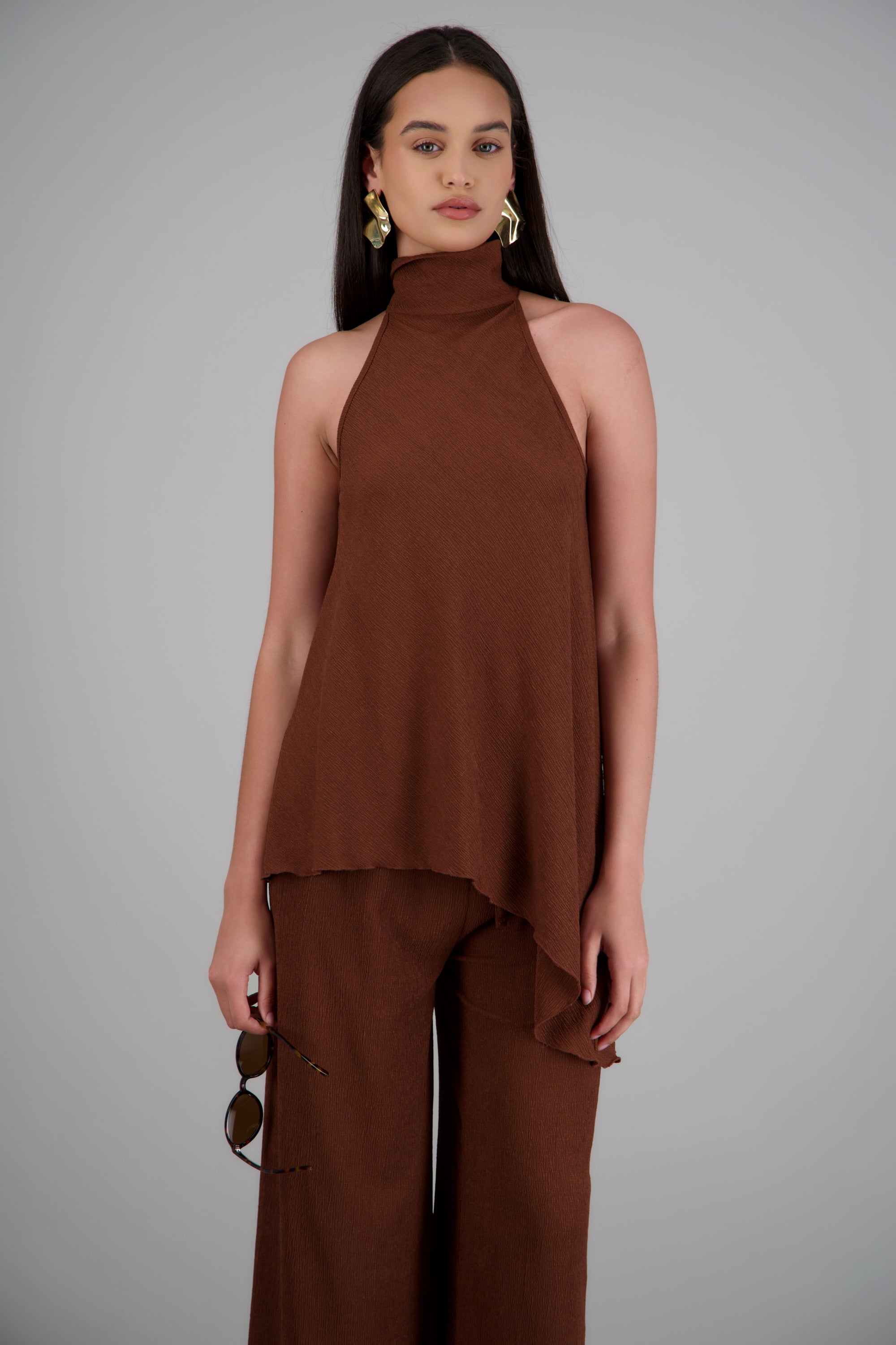 Top asimétrico cuello alto textura CHOCOLATE