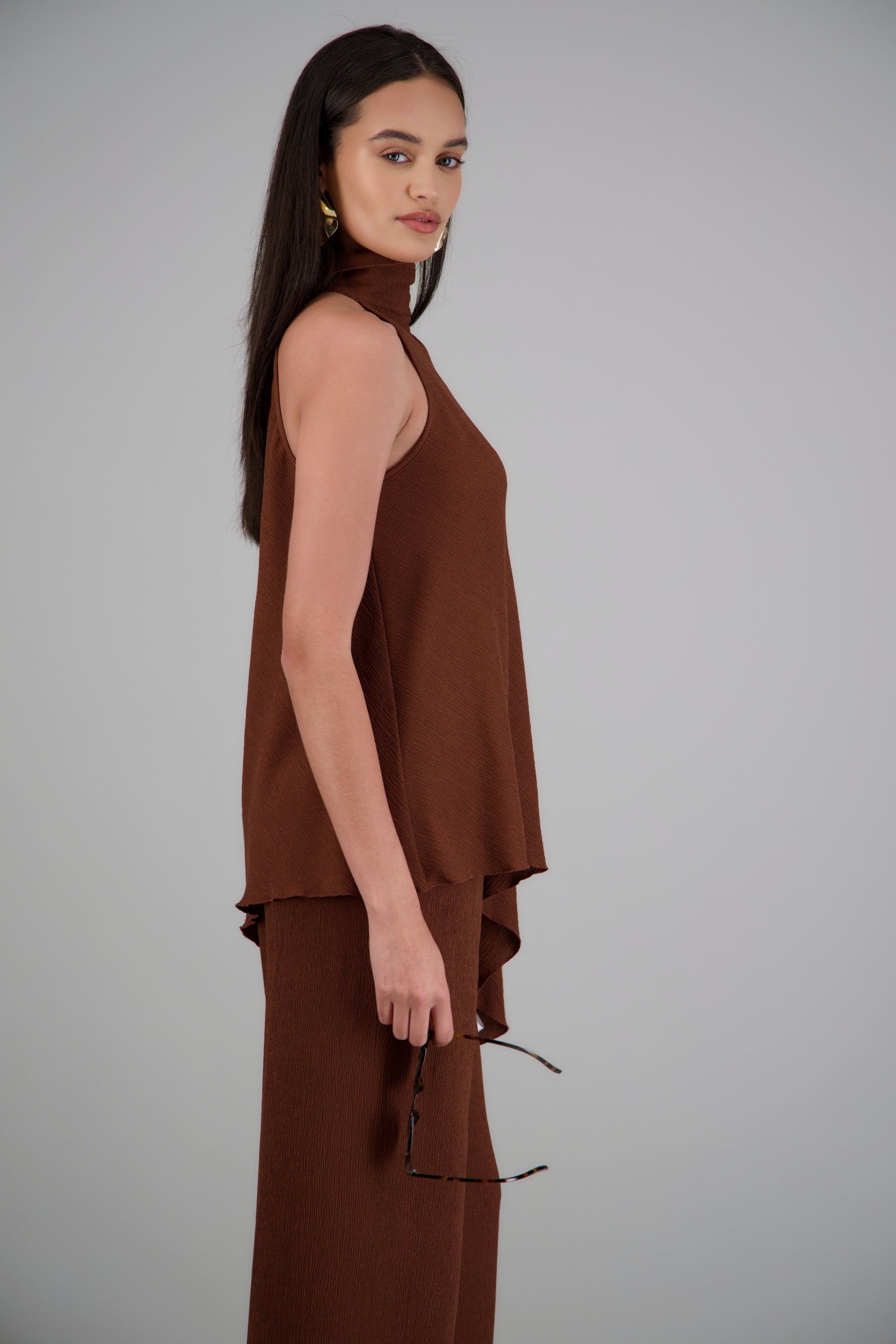 Top asimétrico cuello alto textura CHOCOLATE