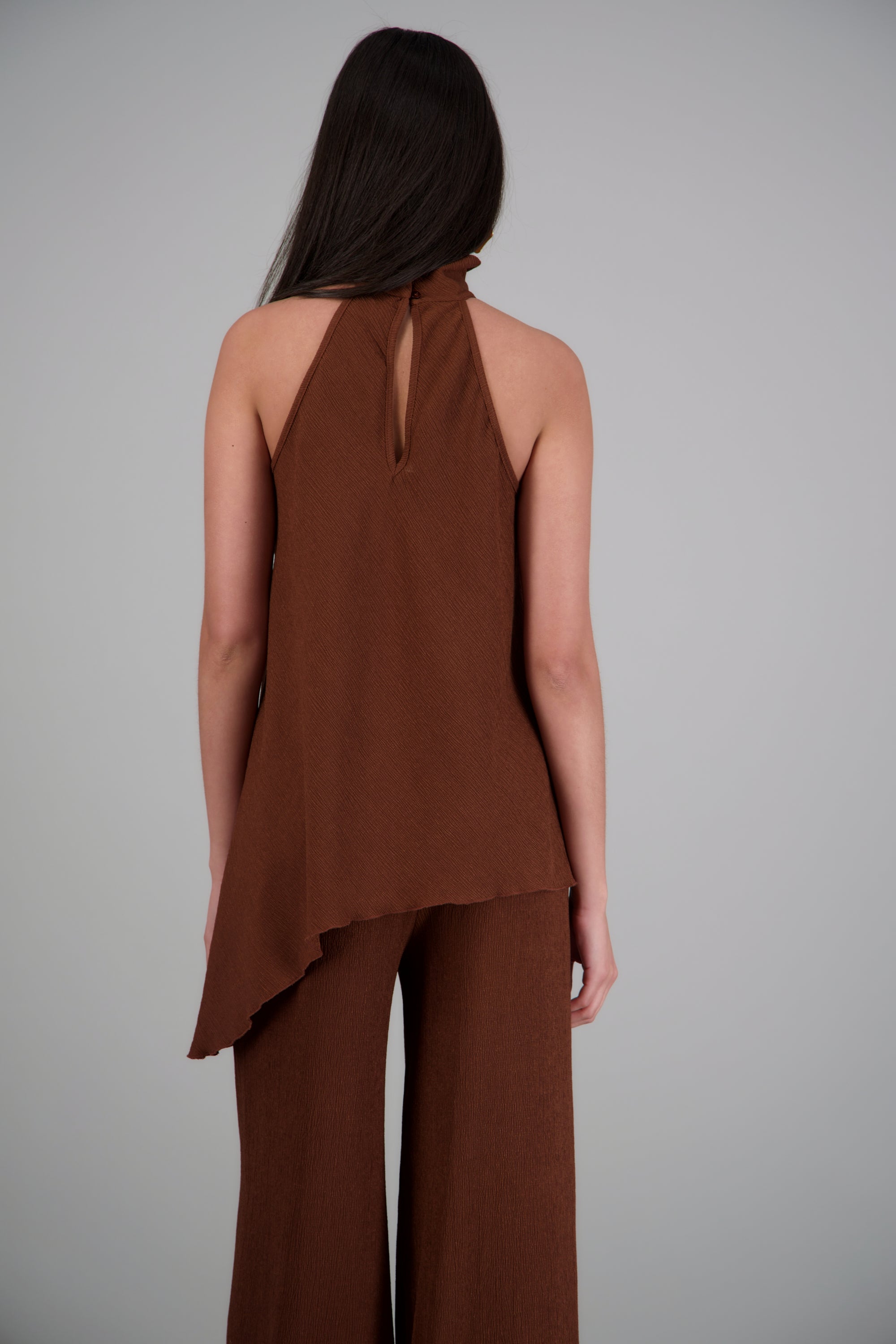 Top asimétrico cuello alto textura CHOCOLATE